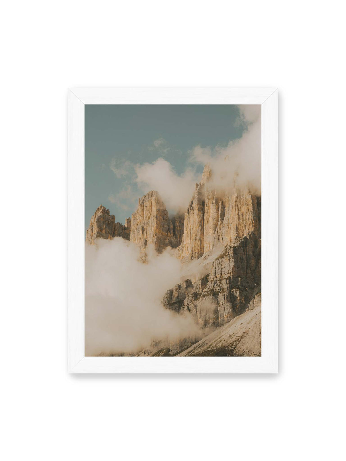 21x30 cm, weißer Rahmen – Helle, zerklüftete Felsgipfel ragen aus dichten Wolken vor einem blassblauen Himmel.