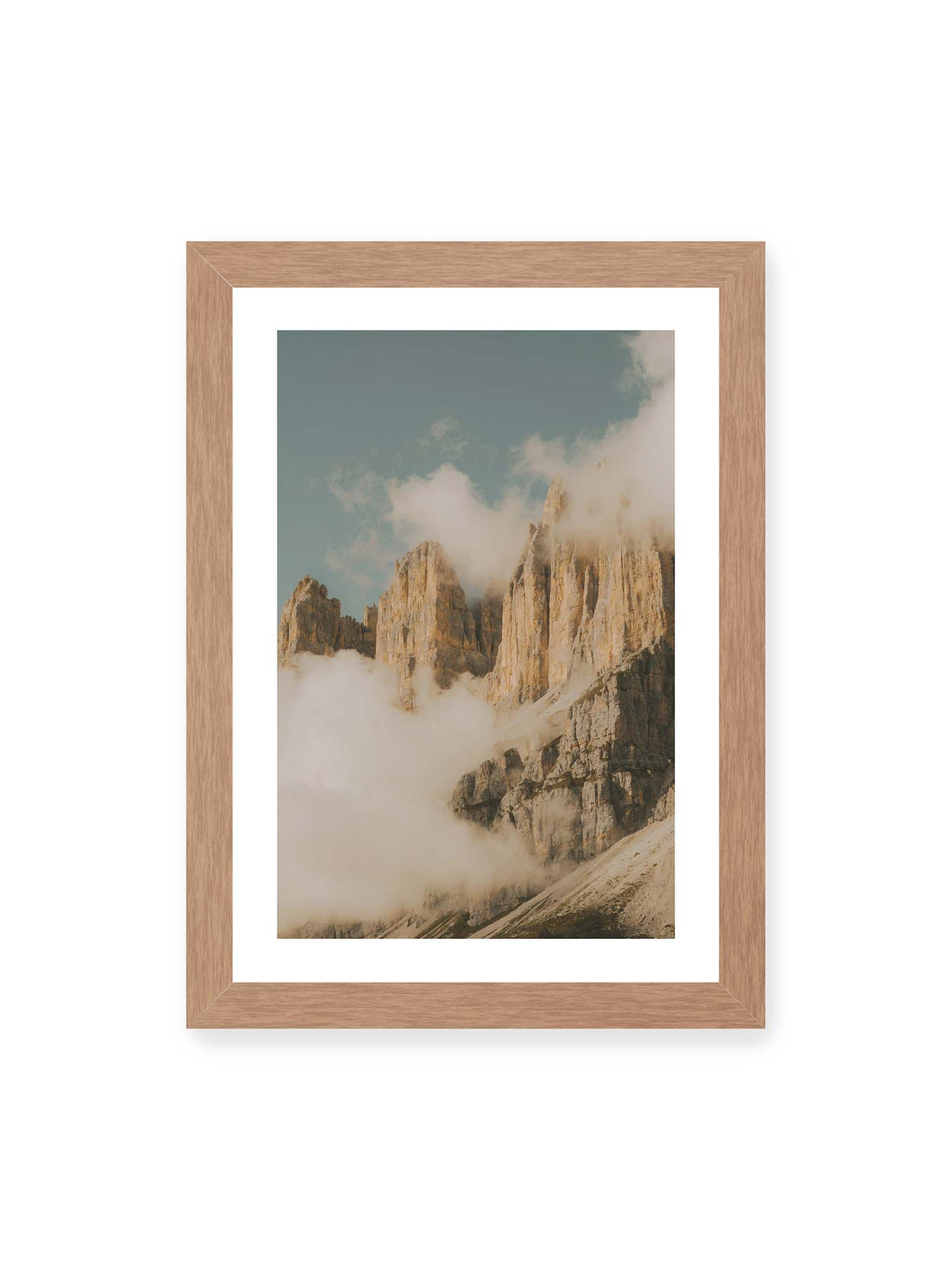 21x30 cm, weißer Galerie-Rand, Eichenrahmen – Helle, zerklüftete Felsgipfel ragen aus dichten Wolken vor einem blassblauen Himmel.