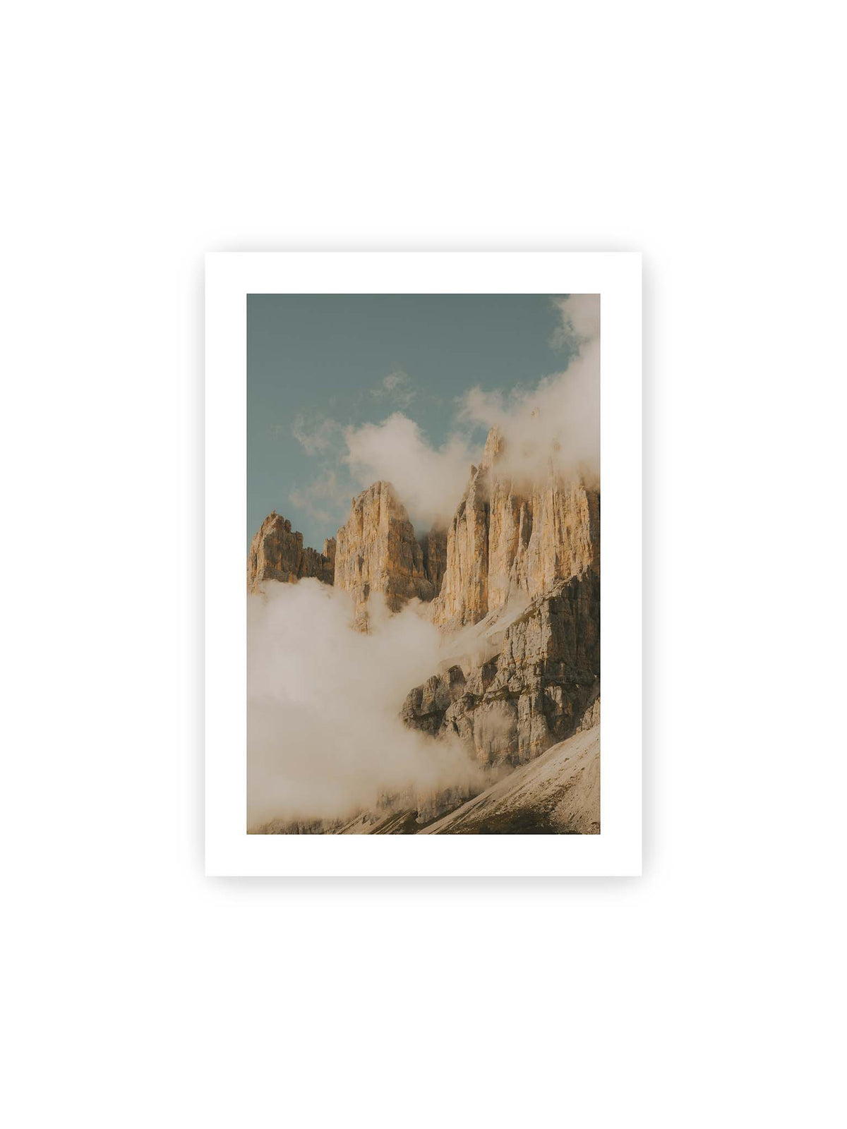21x30 cm, weißer Galerie-Rand – Helle, zerklüftete Felsgipfel ragen aus dichten Wolken vor einem blassblauen Himmel.