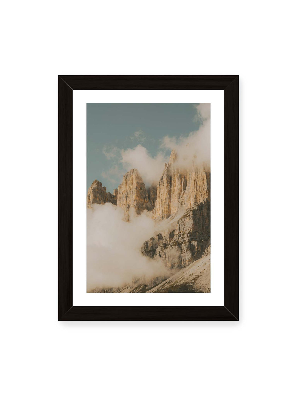21x30 cm, weißer Galerie-Rand, schwarzer Rahmen – Helle, zerklüftete Felsgipfel ragen aus dichten Wolken vor einem blassblauen Himmel.