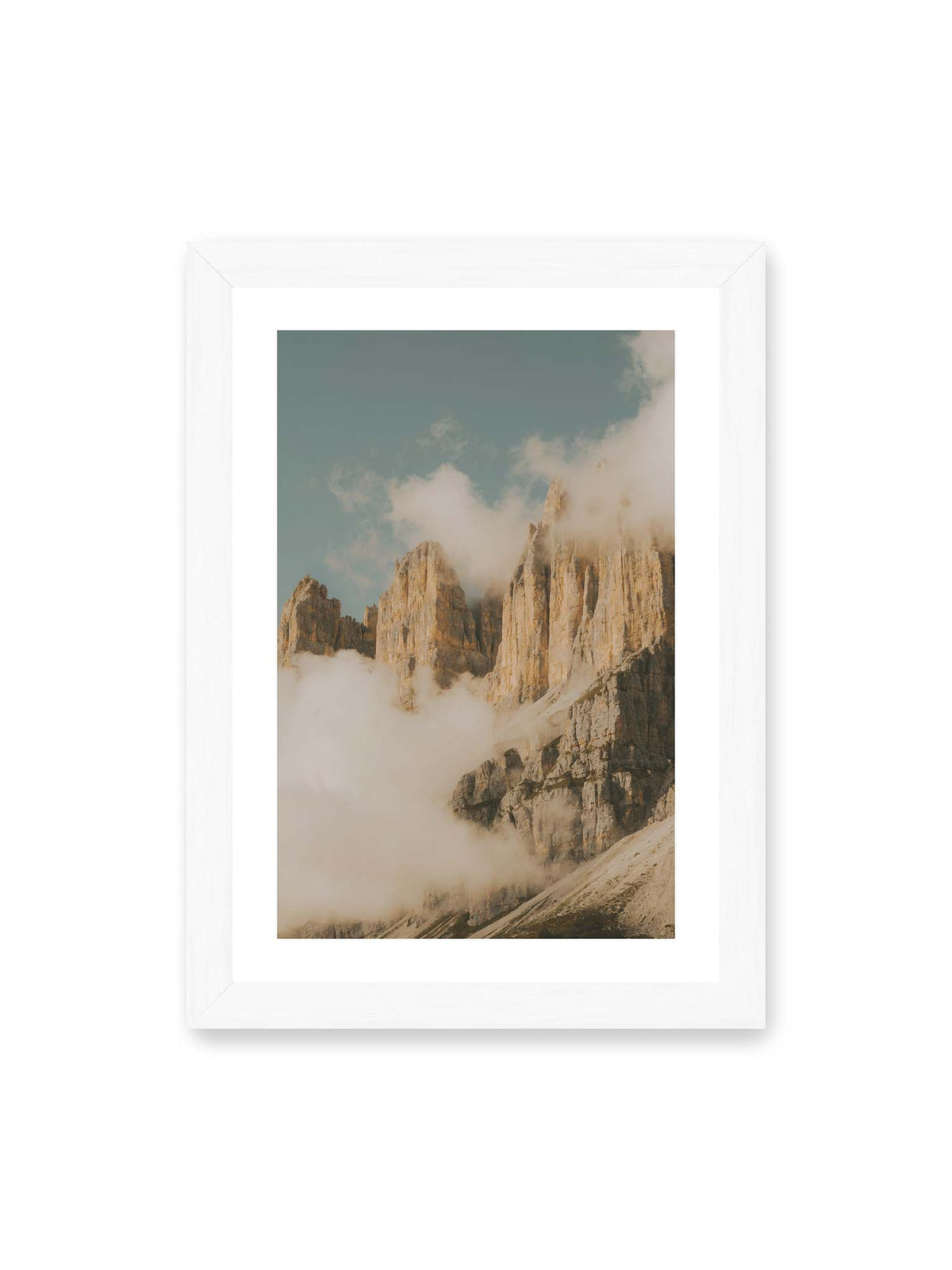 21x30 cm, weißer Galerie-Rand, weißer Rahmen – Helle, zerklüftete Felsgipfel ragen aus dichten Wolken vor einem blassblauen Himmel.