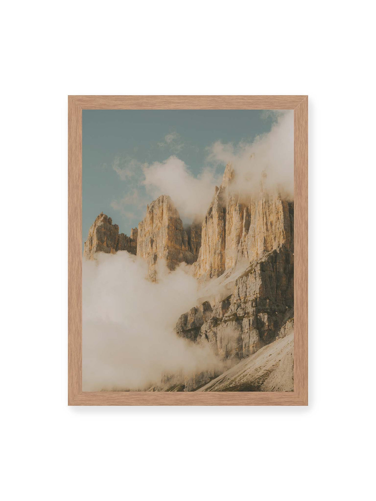 30x40 cm, Eichenrahmen – Helle, zerklüftete Felsgipfel ragen aus dichten Wolken vor einem blassblauen Himmel.