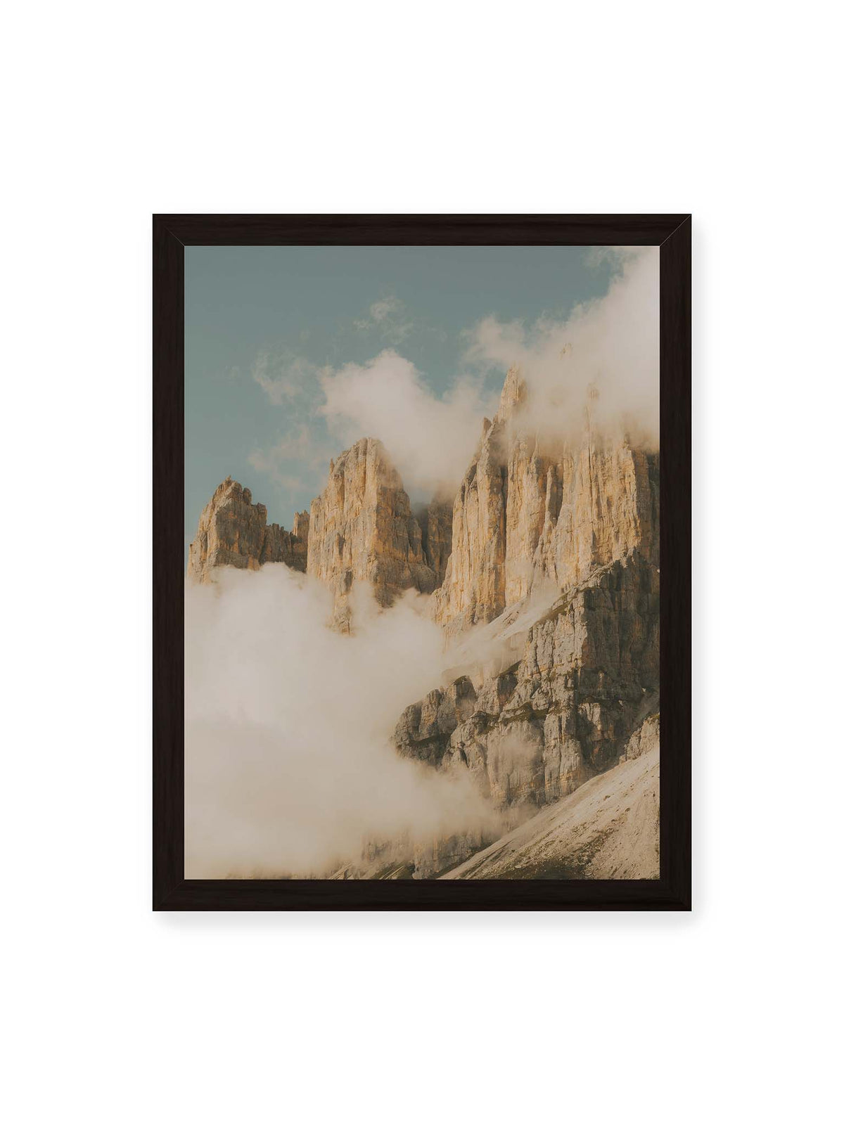30x40 cm, schwarzer Rahmen – Helle, zerklüftete Felsgipfel ragen aus dichten Wolken vor einem blassblauen Himmel.