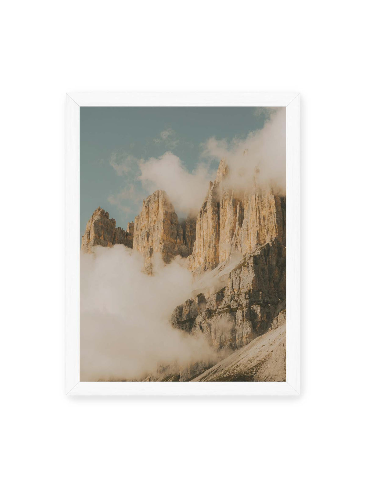 30x40 cm, weißer Rahmen – Helle, zerklüftete Felsgipfel ragen aus dichten Wolken vor einem blassblauen Himmel.