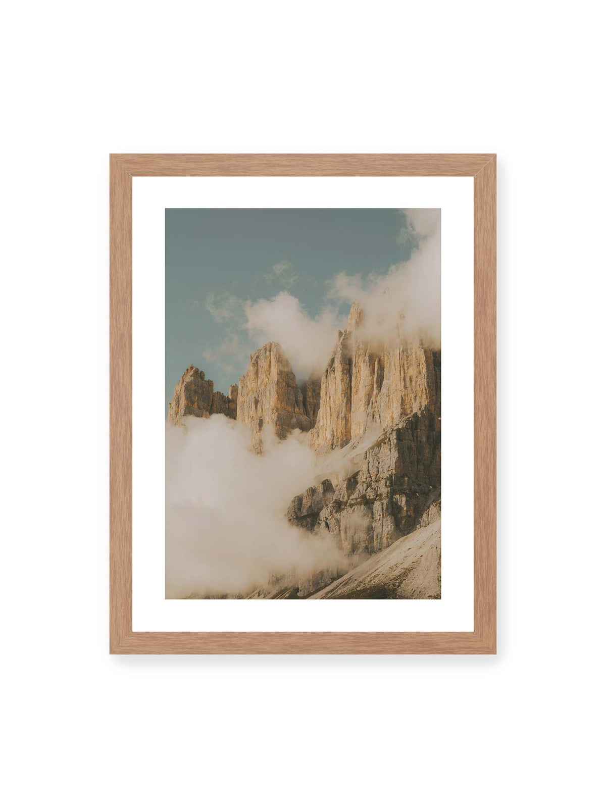 30x40 cm, weißer Galerie-Rand, Eichenrahmen – Helle, zerklüftete Felsgipfel ragen aus dichten Wolken vor einem blassblauen Himmel.