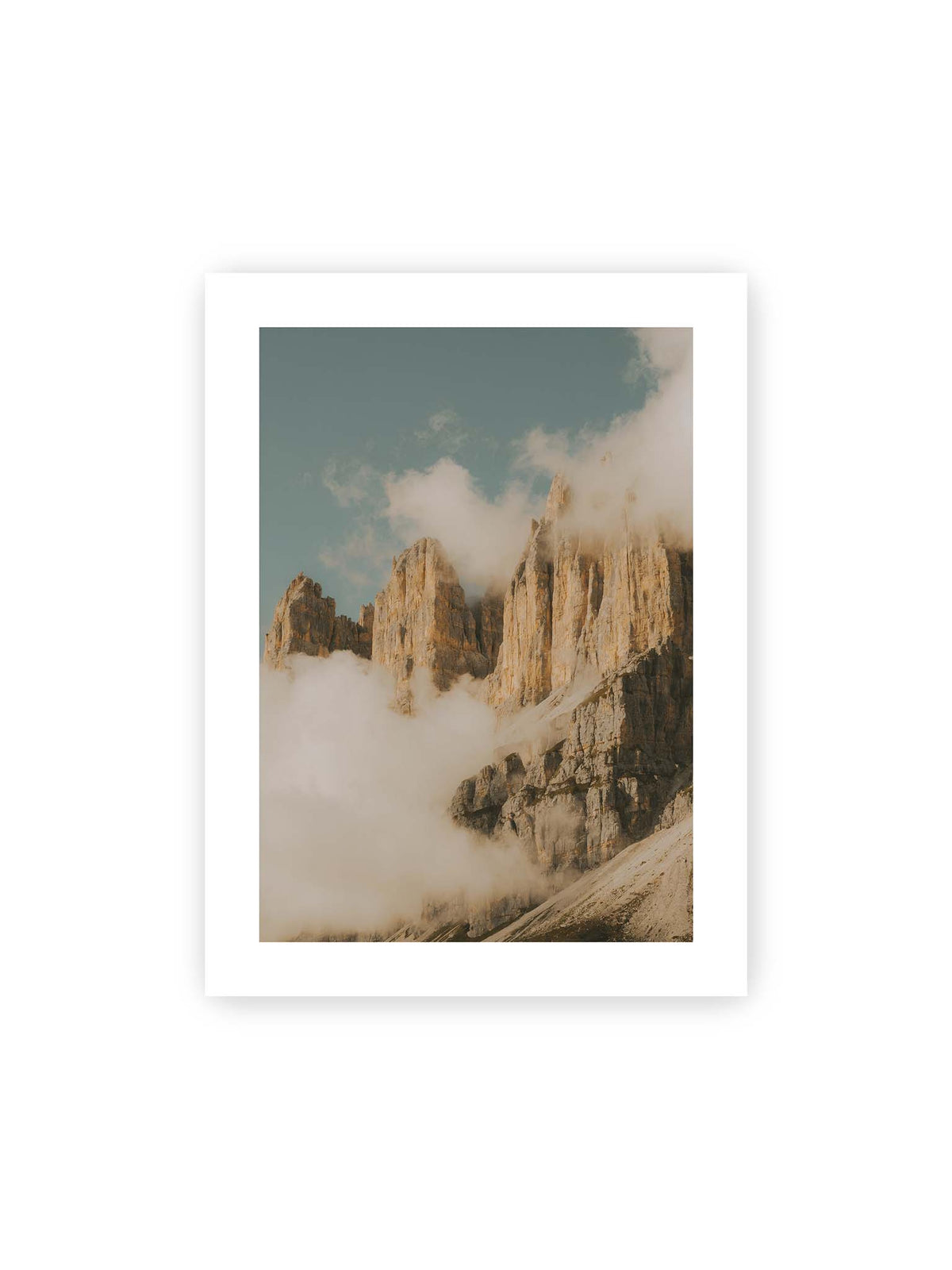 30x40 cm, weißer Galerie-Rand – Helle, zerklüftete Felsgipfel ragen aus dichten Wolken vor einem blassblauen Himmel.