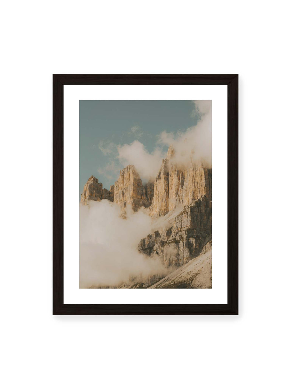 30x40 cm, weißer Galerie-Rand, schwarzer Rahmen – Helle, zerklüftete Felsgipfel ragen aus dichten Wolken vor einem blassblauen Himmel.