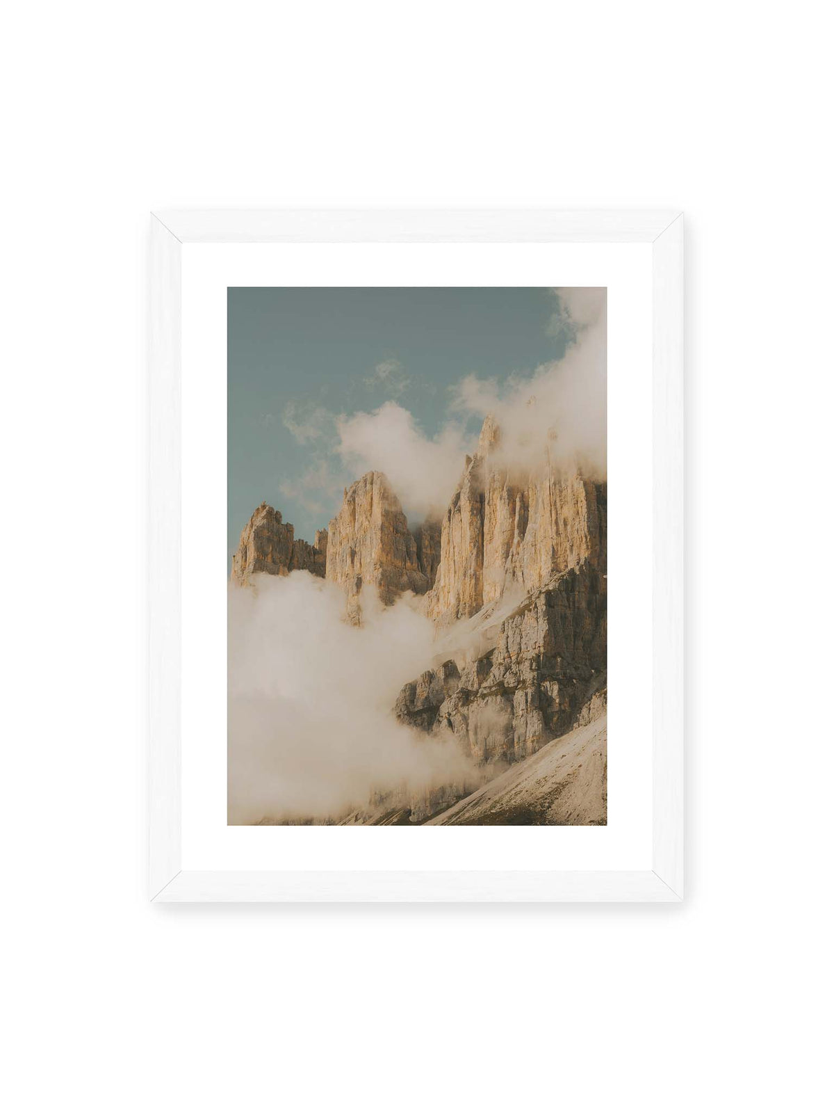 30x40 cm, weißer Galerie-Rand, weißer Rahmen – Helle, zerklüftete Felsgipfel ragen aus dichten Wolken vor einem blassblauen Himmel.