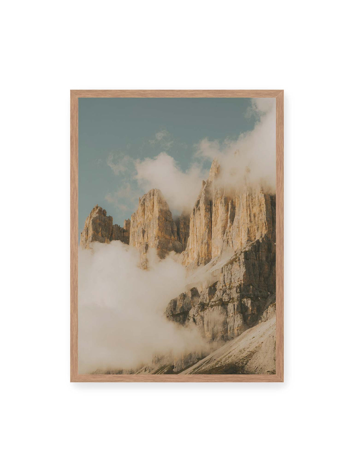 50x70 cm, Eichenrahmen – Helle, zerklüftete Felsgipfel ragen aus dichten Wolken vor einem blassblauen Himmel.