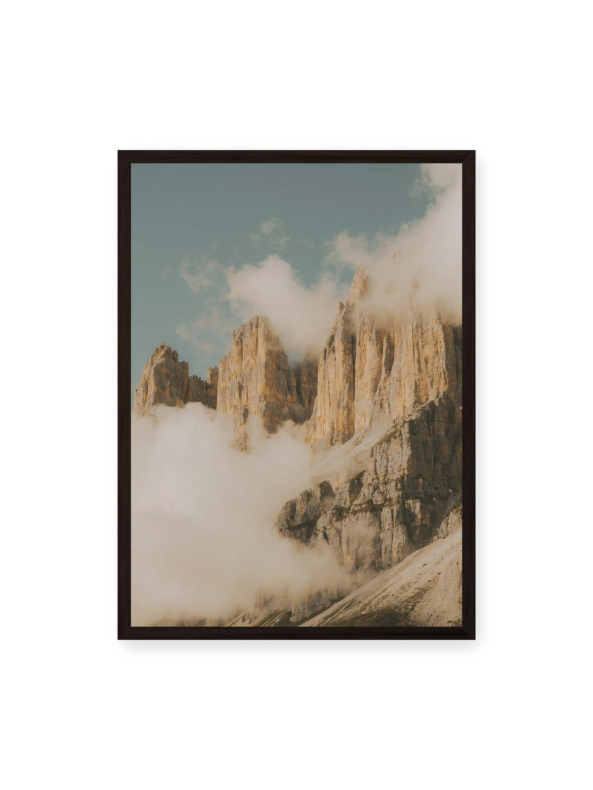 50x70 cm, schwarzer Rahmen – Helle, zerklüftete Felsgipfel ragen aus dichten Wolken vor einem blassblauen Himmel.
