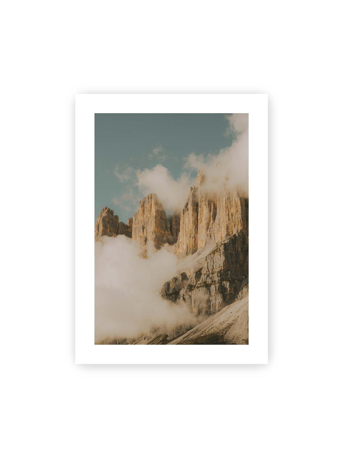 50x70 cm, weißer Galerie-Rand – Helle, zerklüftete Felsgipfel ragen aus dichten Wolken vor einem blassblauen Himmel.