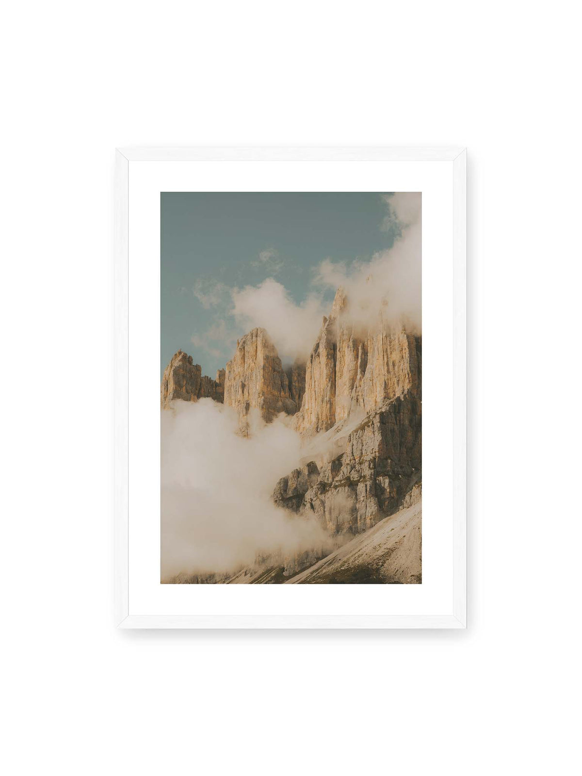 50x70 cm, weißer Galerie-Rand, weißer Rahmen – Helle, zerklüftete Felsgipfel ragen aus dichten Wolken vor einem blassblauen Himmel.