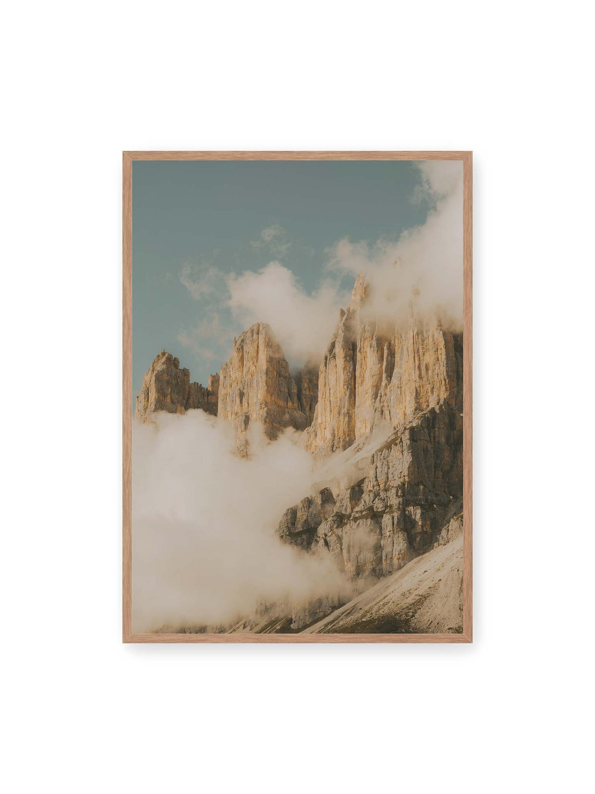 70x100 cm, Eichenrahmen – Helle, zerklüftete Felsgipfel ragen aus dichten Wolken vor einem blassblauen Himmel.