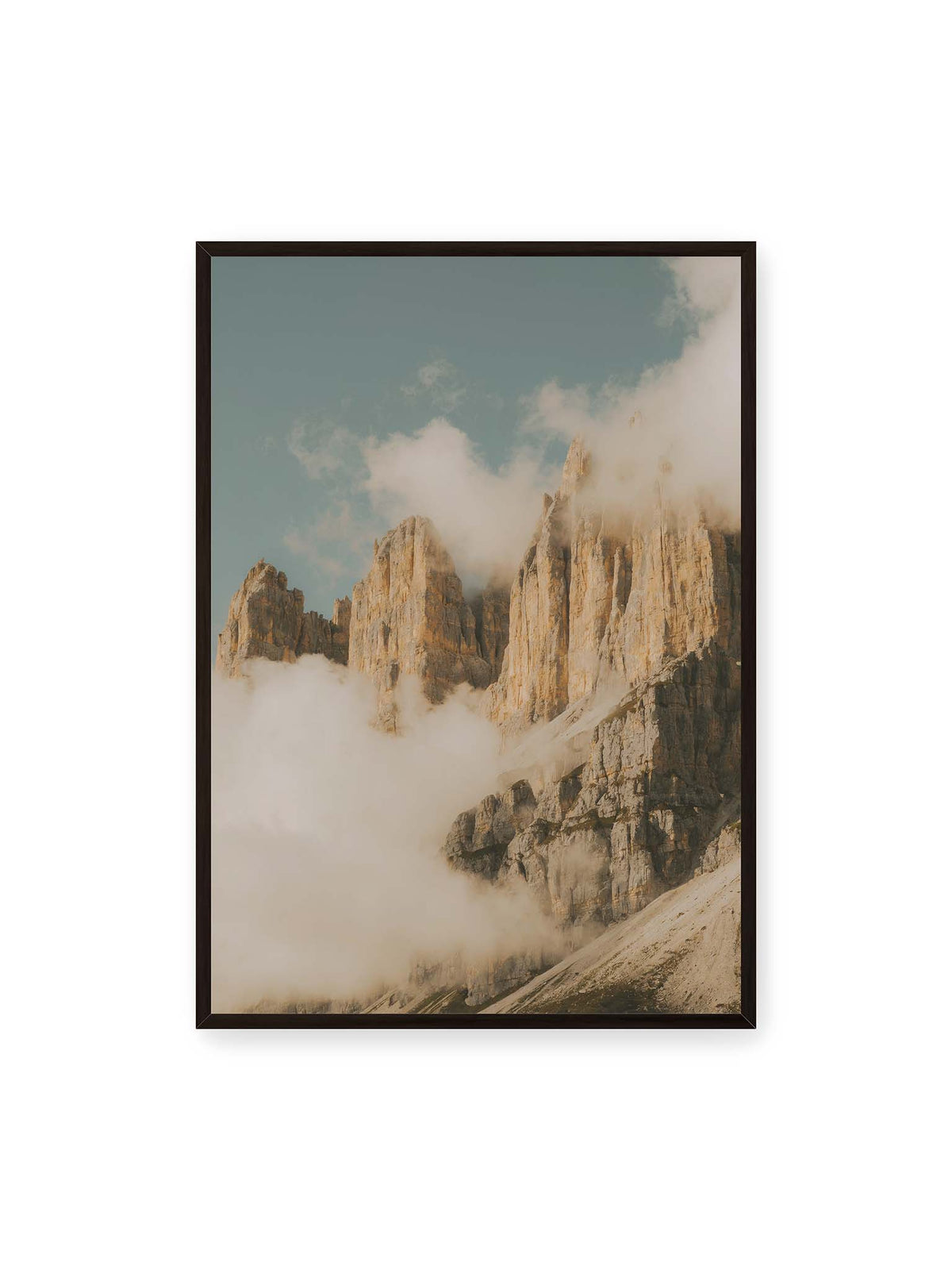 70x100 cm, schwarzer Rahmen – Helle, zerklüftete Felsgipfel ragen aus dichten Wolken vor einem blassblauen Himmel.