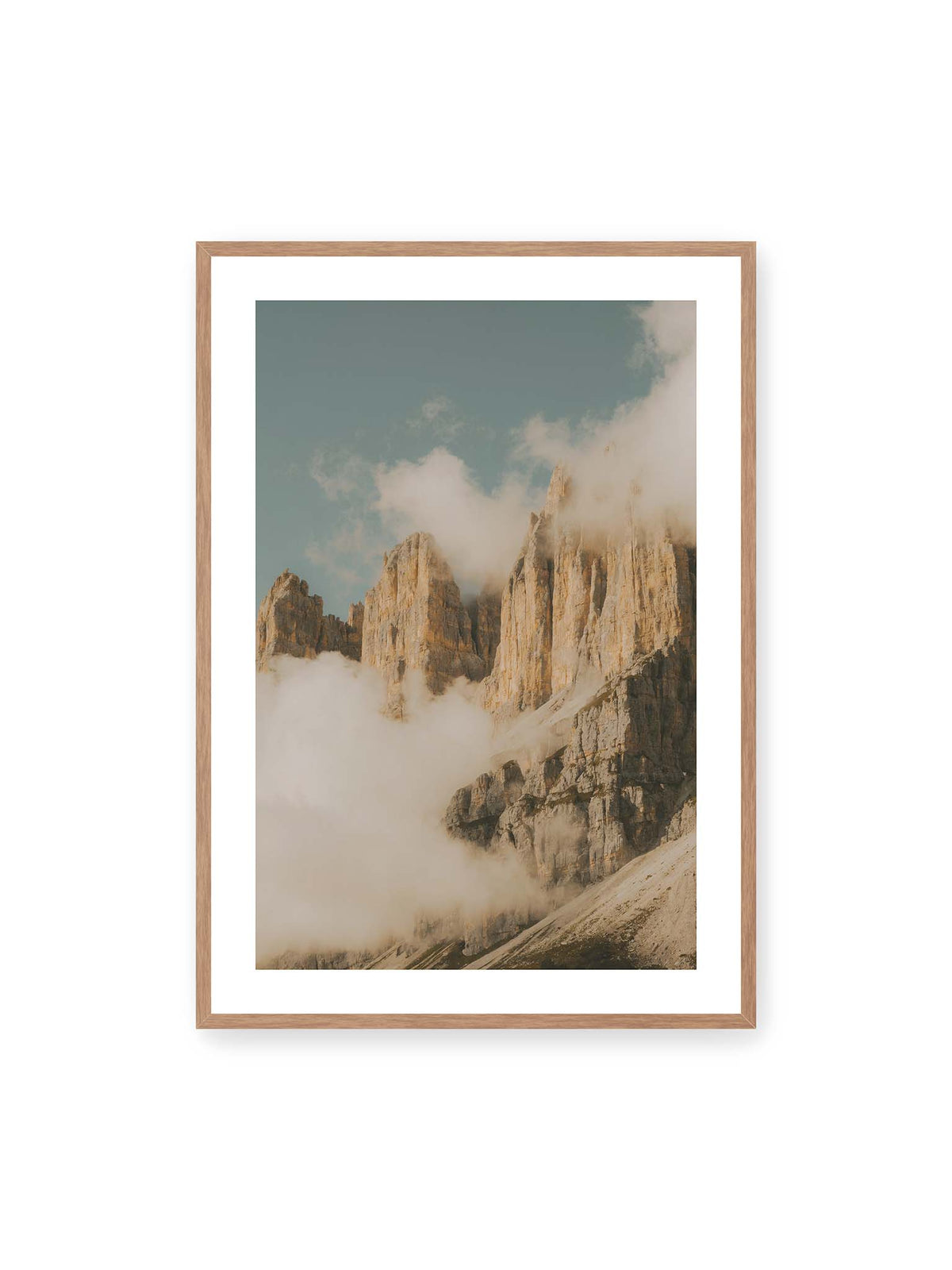 70x100 cm, weißer Galerie-Rand, Eichenrahmen – Helle, zerklüftete Felsgipfel ragen aus dichten Wolken vor einem blassblauen Himmel.