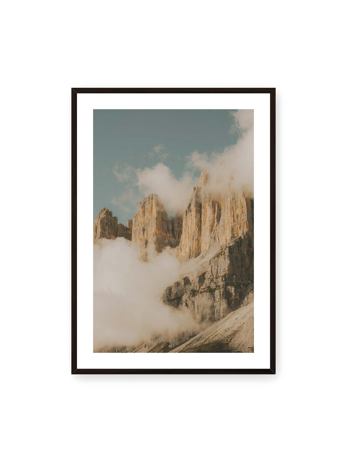 70x100 cm, weißer Galerie-Rand, schwarzer Rahmen – Helle, zerklüftete Felsgipfel ragen aus dichten Wolken vor einem blassblauen Himmel.