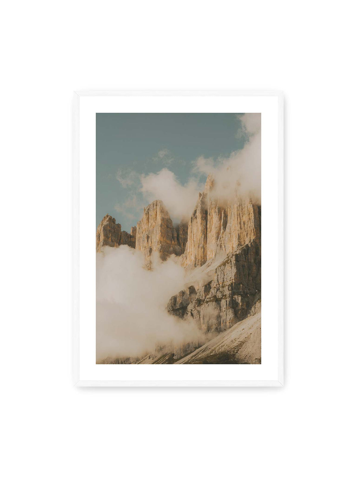 70x100 cm, weißer Galerie-Rand, weißer Rahmen – Helle, zerklüftete Felsgipfel ragen aus dichten Wolken vor einem blassblauen Himmel.