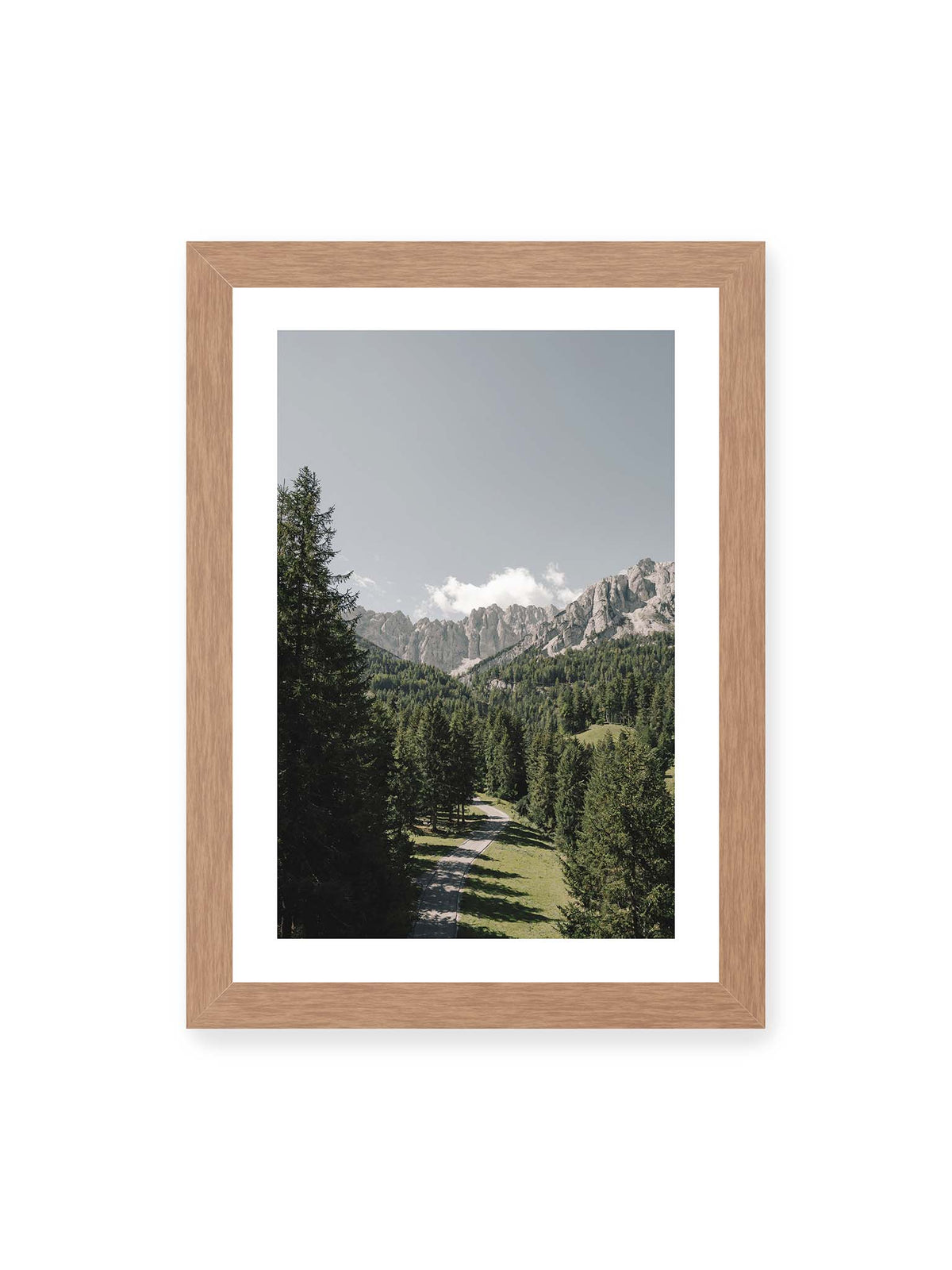 21x30 cm, weißer Galerie-Rand, Eichenrahmen – Kurviger Weg durch dichten Nadelwald mit hellen, schroffen Felsformationen im Hintergrund.