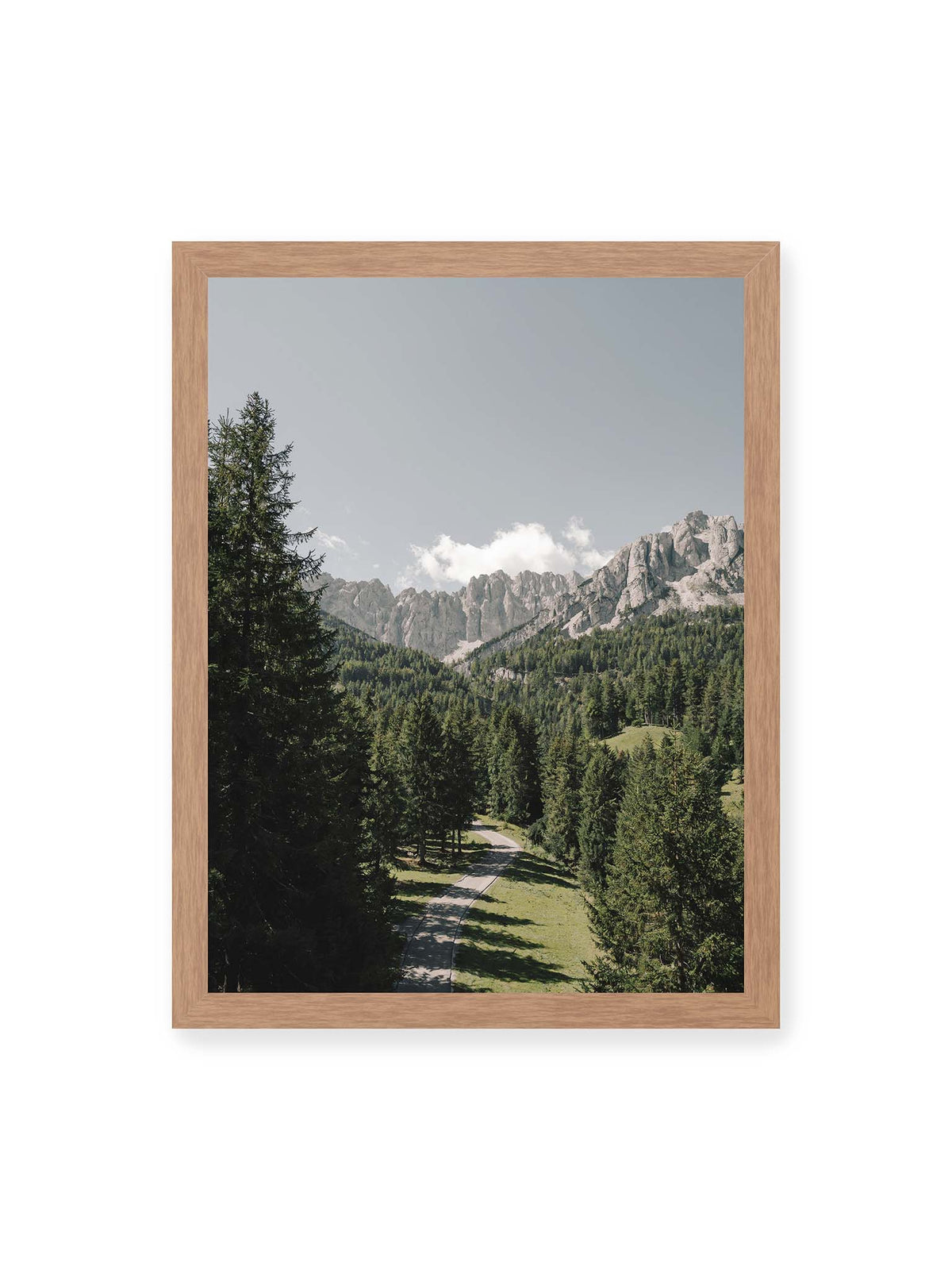 30x40 cm, Eichenrahmen – Kurviger Weg durch dichten Nadelwald mit hellen, schroffen Felsformationen im Hintergrund.