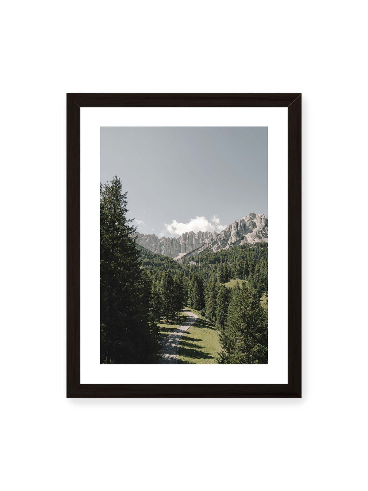30x40 cm, weißer Galerie-Rand, schwarzer Rahmen – Kurviger Weg durch dichten Nadelwald mit hellen, schroffen Felsformationen im Hintergrund.