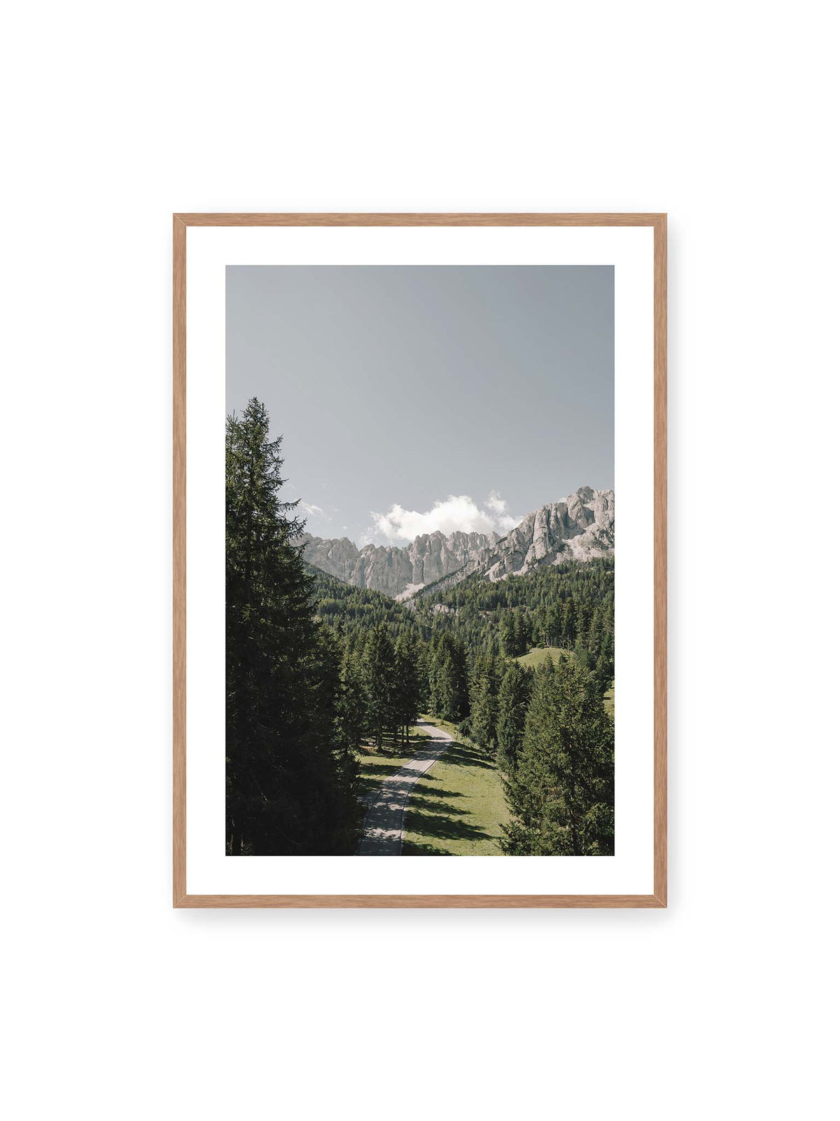 70x100 cm, weißer Galerie-Rand, Eichenrahmen – Kurviger Weg durch dichten Nadelwald mit hellen, schroffen Felsformationen im Hintergrund.