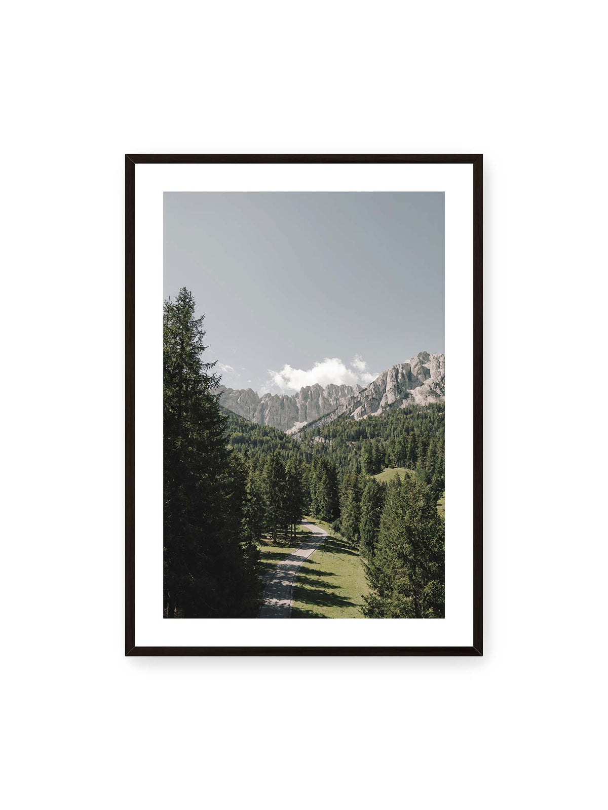 70x100 cm, weißer Galerie-Rand, schwarzer Rahmen – Kurviger Weg durch dichten Nadelwald mit hellen, schroffen Felsformationen im Hintergrund.