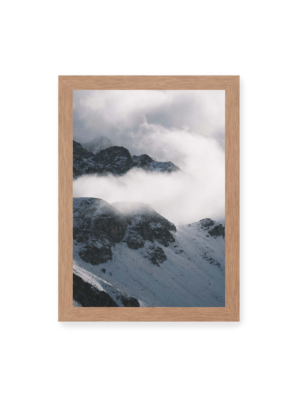 21x30 cm, Eichenrahmen – Verschneite dunkle Felsrücken ragen zwischen dichten, tief ziehenden Wolken hervor.