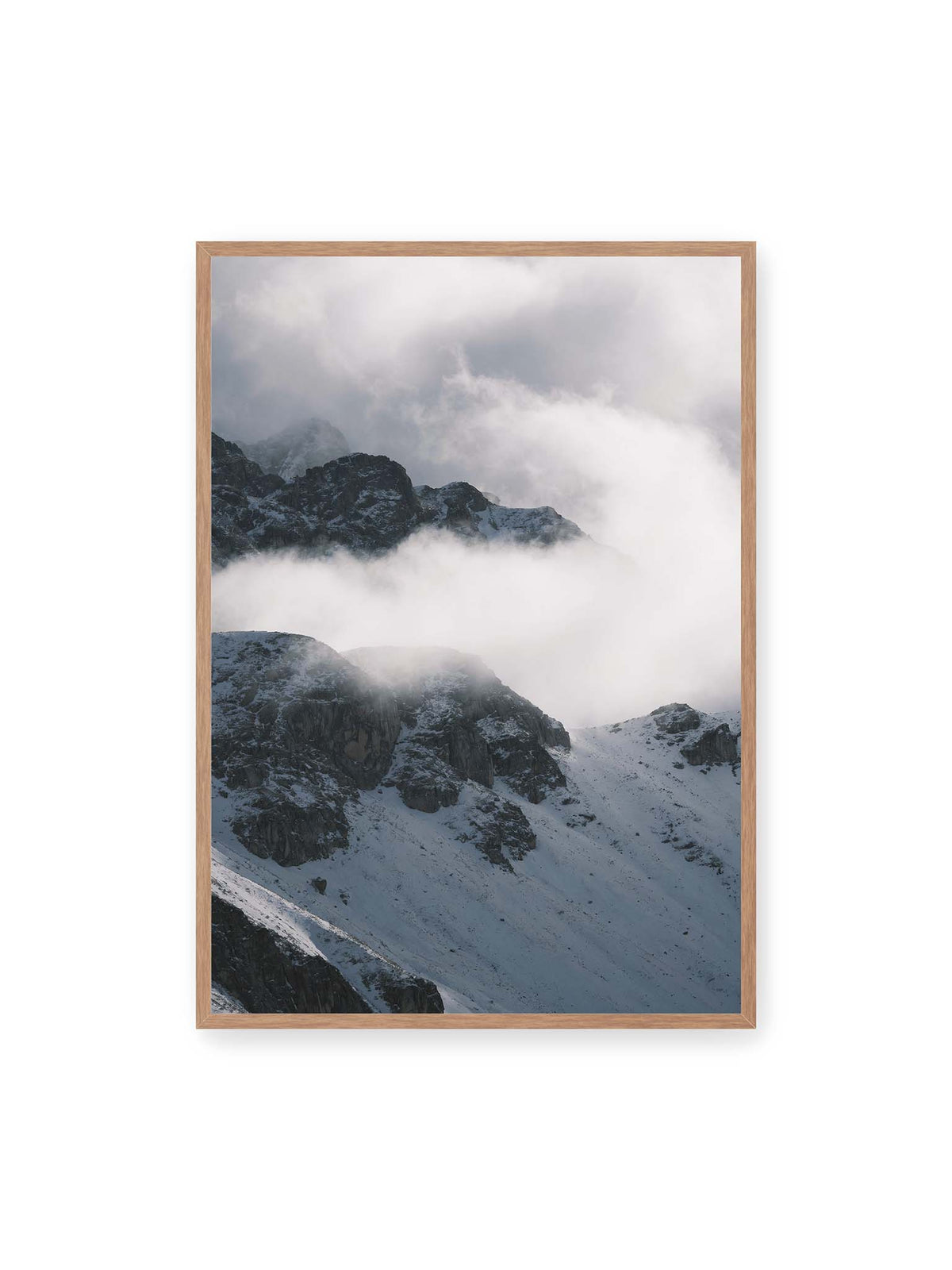 70x100 cm, Eichenrahmen – Verschneite dunkle Felsrücken ragen zwischen dichten, tief ziehenden Wolken hervor.