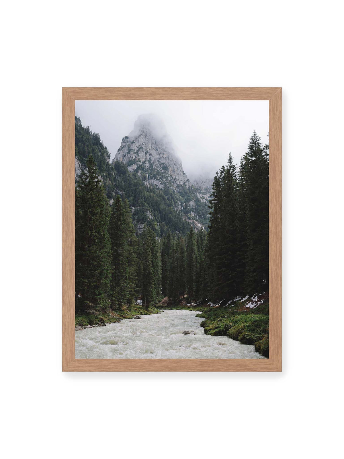 30x40 cm, Eichenrahmen – Heller Gebirgsfluss zwischen dichtem Nadelwald und steilen, von Wolken verhüllten Felsen.
