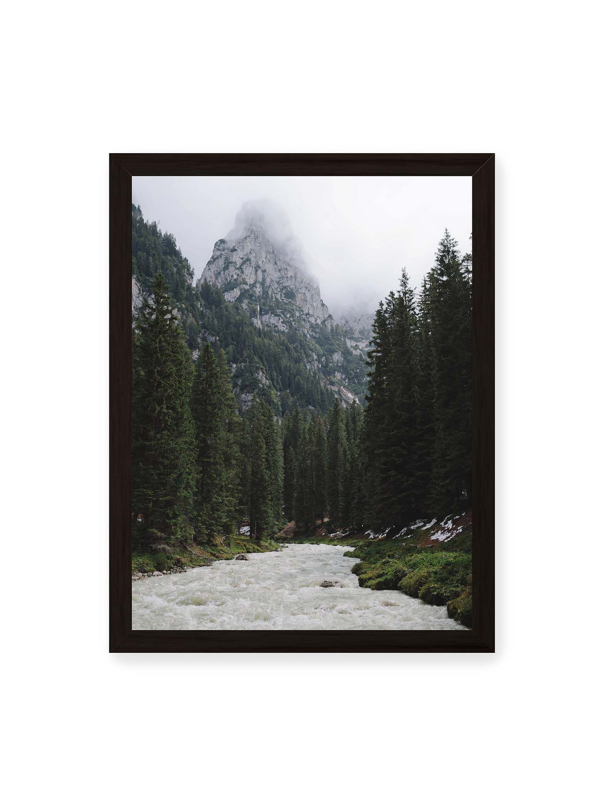 30x40 cm, schwarzer Rahmen – Heller Gebirgsfluss zwischen dichtem Nadelwald und steilen, von Wolken verhüllten Felsen.