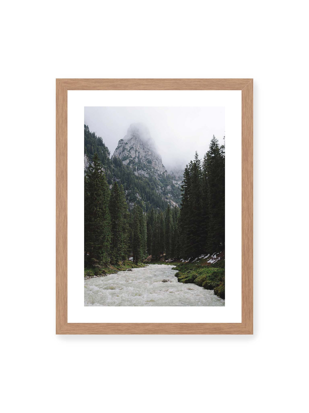 30x40 cm, weißer Galerie-Rand, Eichenrahmen – Heller Gebirgsfluss zwischen dichtem Nadelwald und steilen, von Wolken verhüllten Felsen.