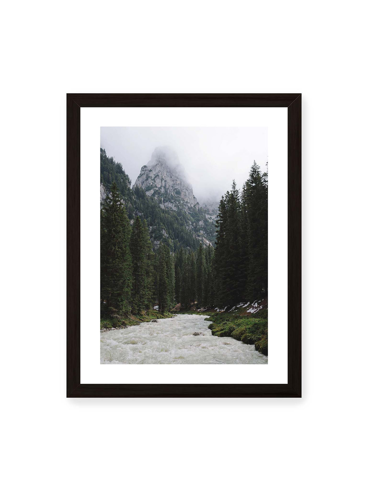 30x40 cm, weißer Galerie-Rand, schwarzer Rahmen – Heller Gebirgsfluss zwischen dichtem Nadelwald und steilen, von Wolken verhüllten Felsen.
