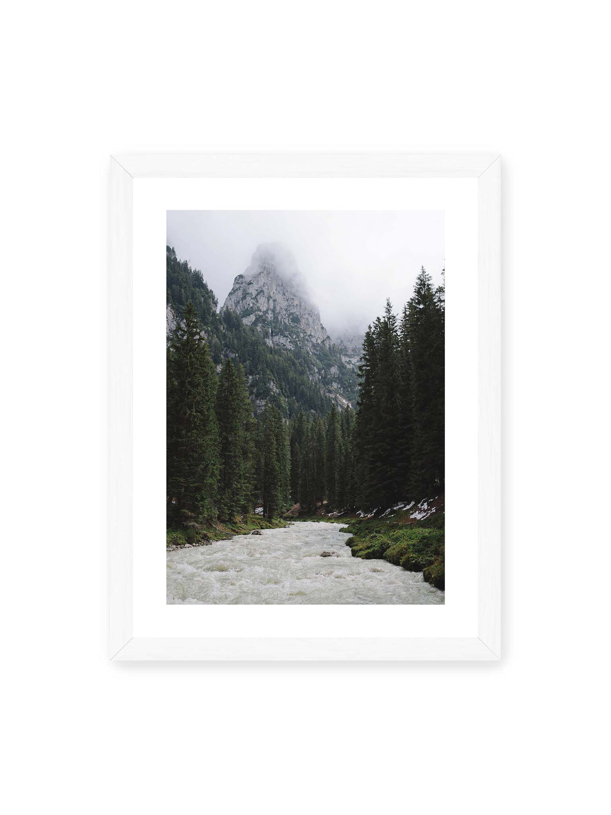 30x40 cm, weißer Galerie-Rand, weißer Rahmen – Heller Gebirgsfluss zwischen dichtem Nadelwald und steilen, von Wolken verhüllten Felsen.