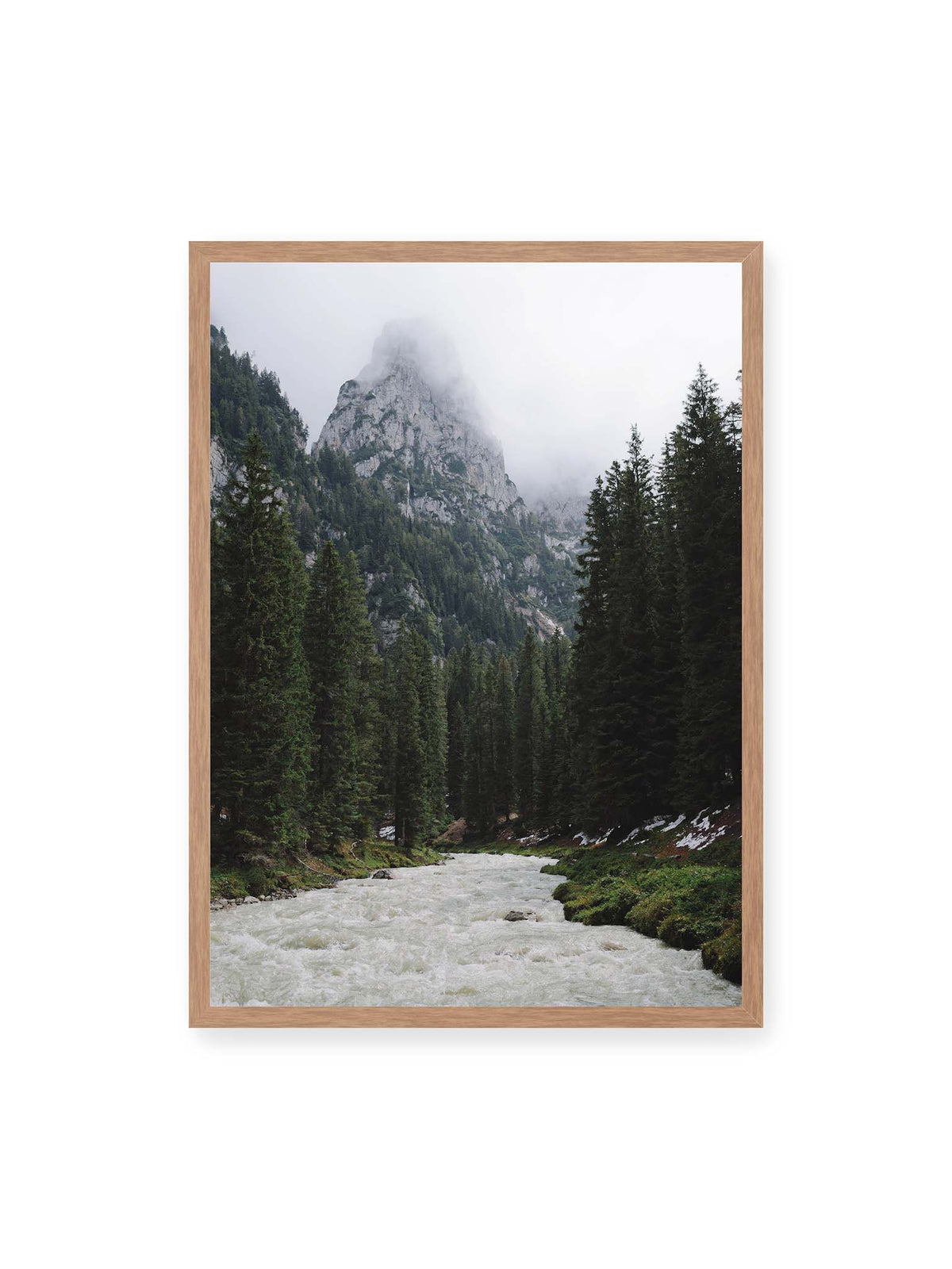 50x70 cm, Eichenrahmen – Heller Gebirgsfluss zwischen dichtem Nadelwald und steilen, von Wolken verhüllten Felsen.