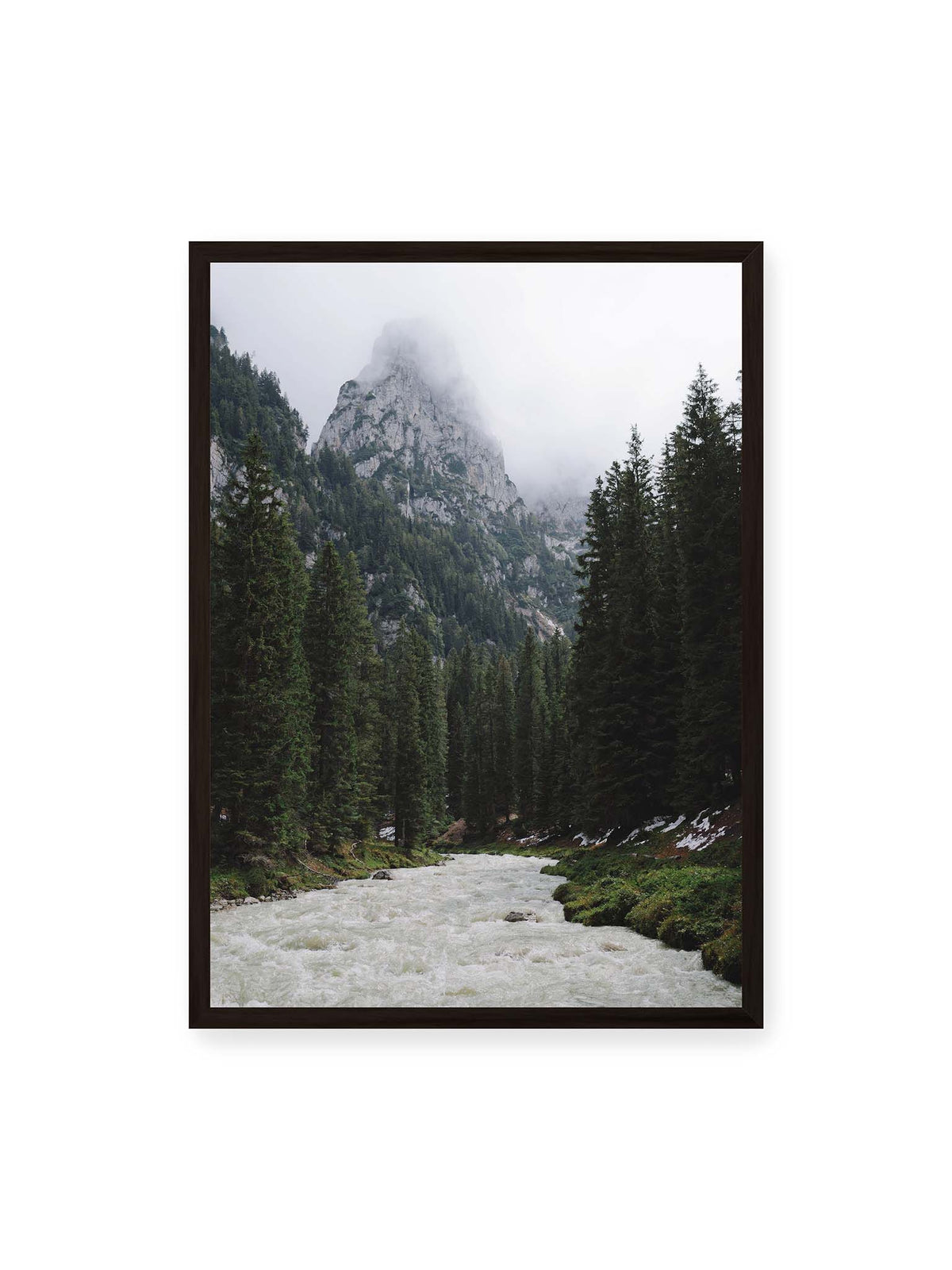 50x70 cm, schwarzer Rahmen – Heller Gebirgsfluss zwischen dichtem Nadelwald und steilen, von Wolken verhüllten Felsen.