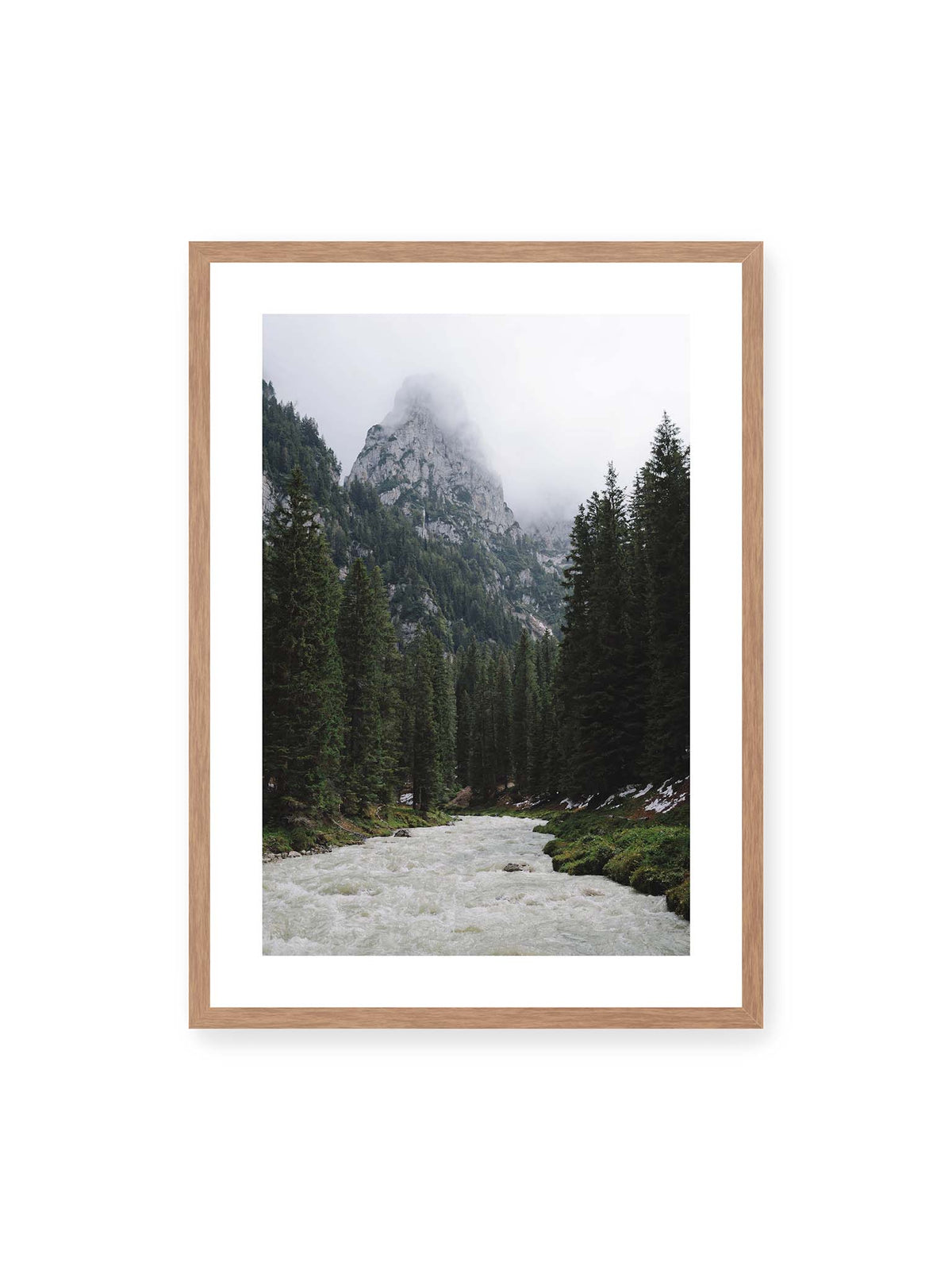 50x70 cm, weißer Galerie-Rand, Eichenrahmen – Heller Gebirgsfluss zwischen dichtem Nadelwald und steilen, von Wolken verhüllten Felsen.