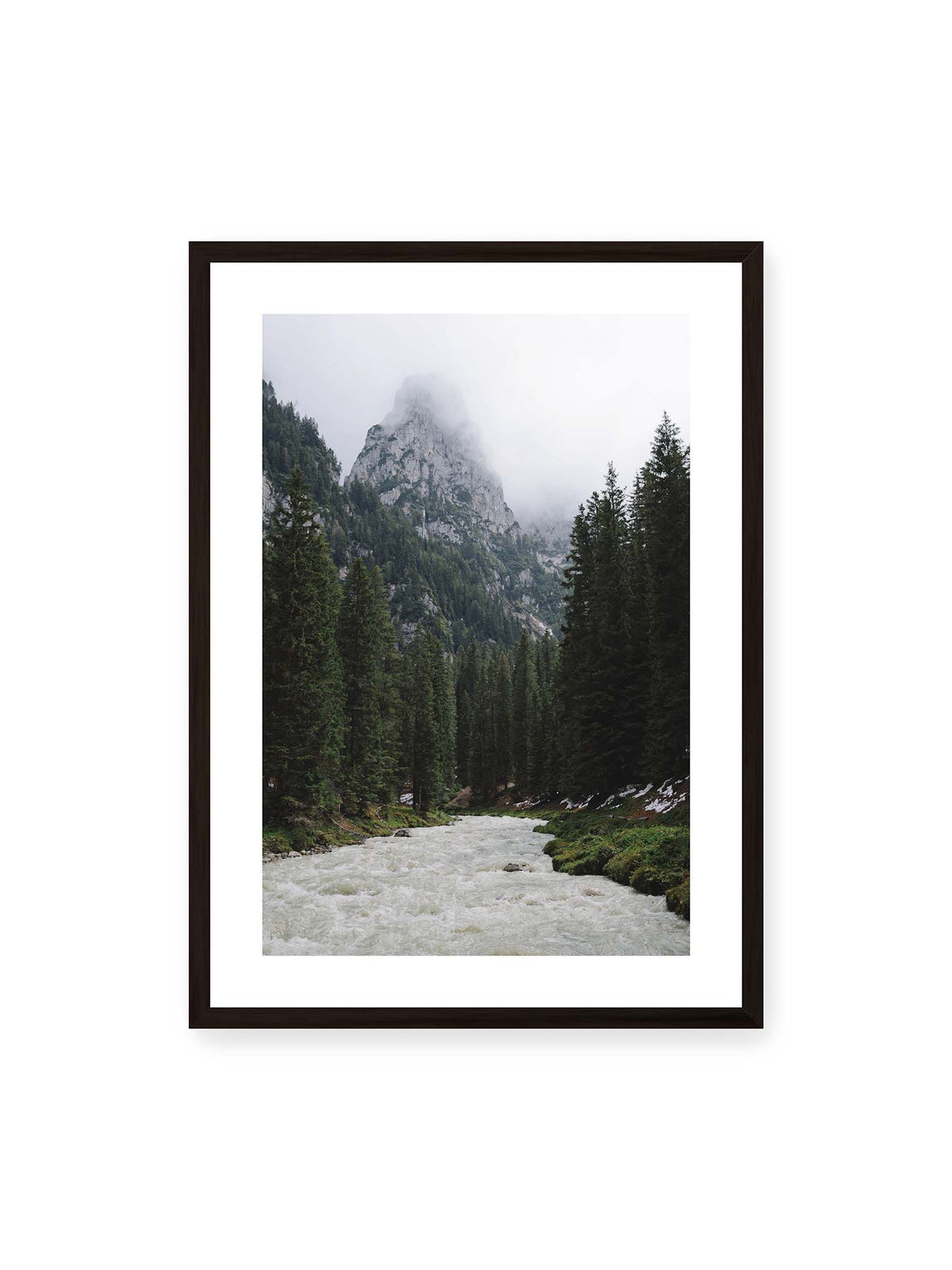 50x70 cm, weißer Galerie-Rand, schwarzer Rahmen – Heller Gebirgsfluss zwischen dichtem Nadelwald und steilen, von Wolken verhüllten Felsen.