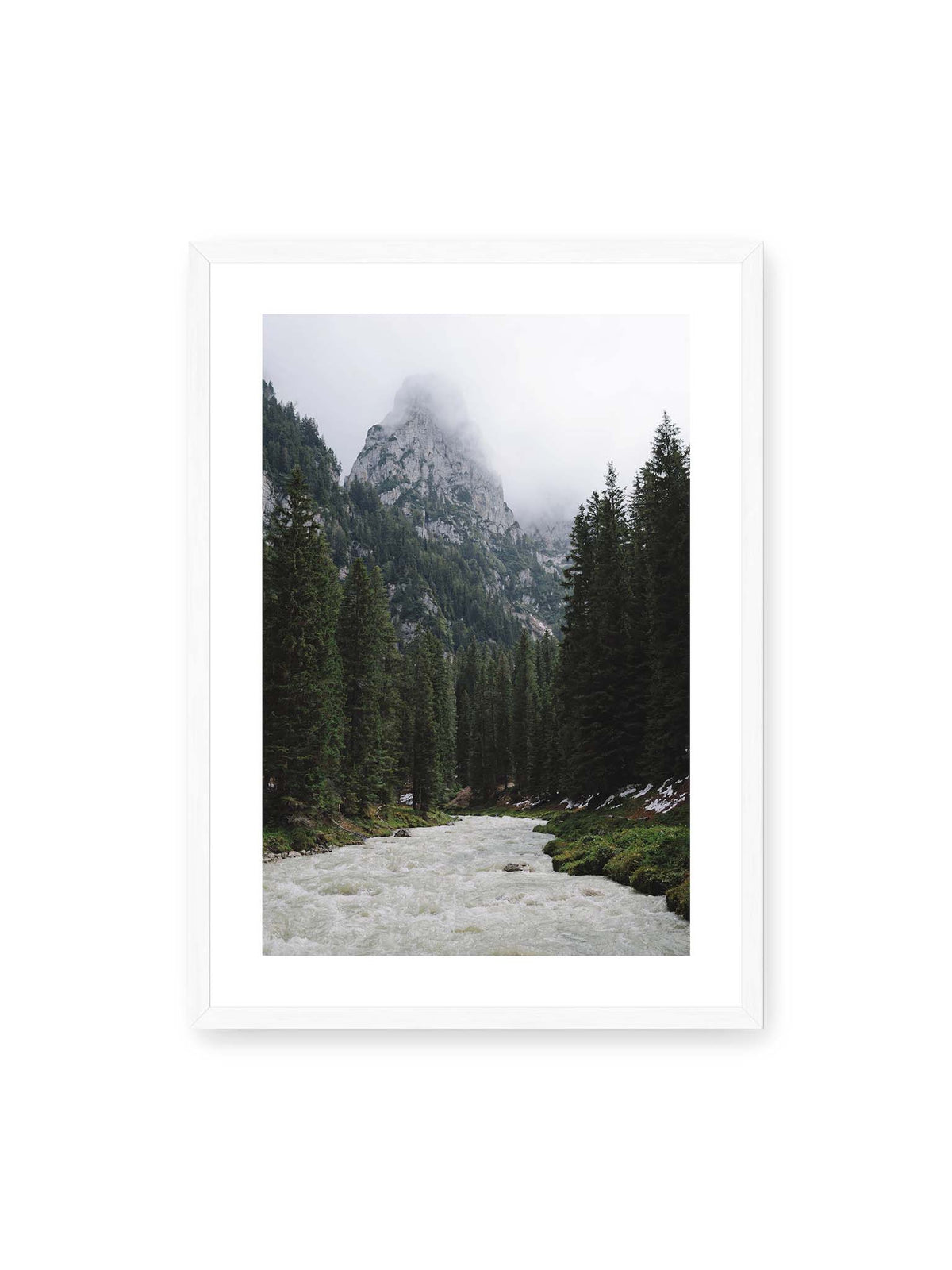 50x70 cm, weißer Galerie-Rand, weißer Rahmen – Heller Gebirgsfluss zwischen dichtem Nadelwald und steilen, von Wolken verhüllten Felsen.