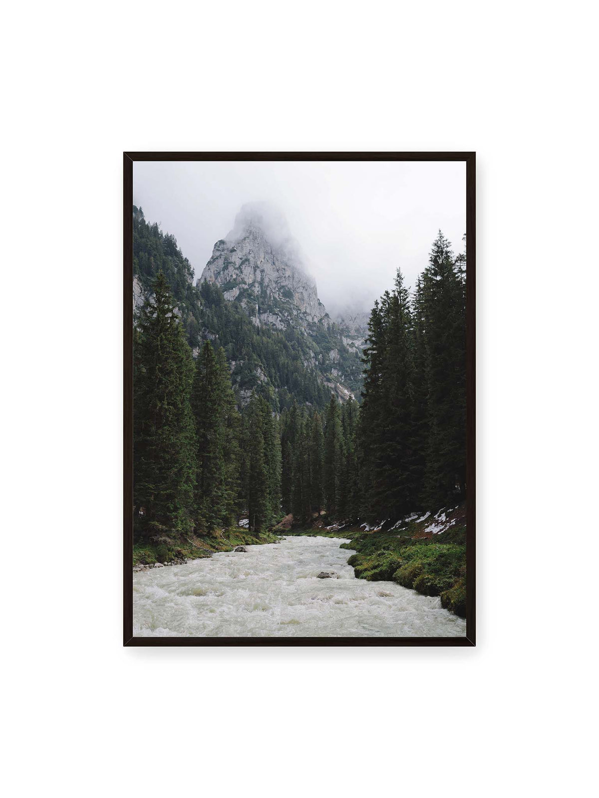 70x100 cm, schwarzer Rahmen – Heller Gebirgsfluss zwischen dichtem Nadelwald und steilen, von Wolken verhüllten Felsen.