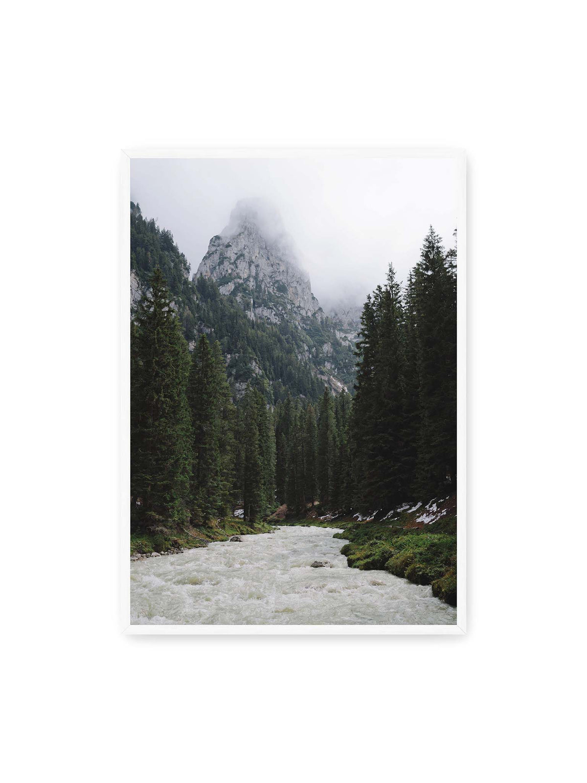 70x100 cm, weißer Rahmen – Heller Gebirgsfluss zwischen dichtem Nadelwald und steilen, von Wolken verhüllten Felsen.