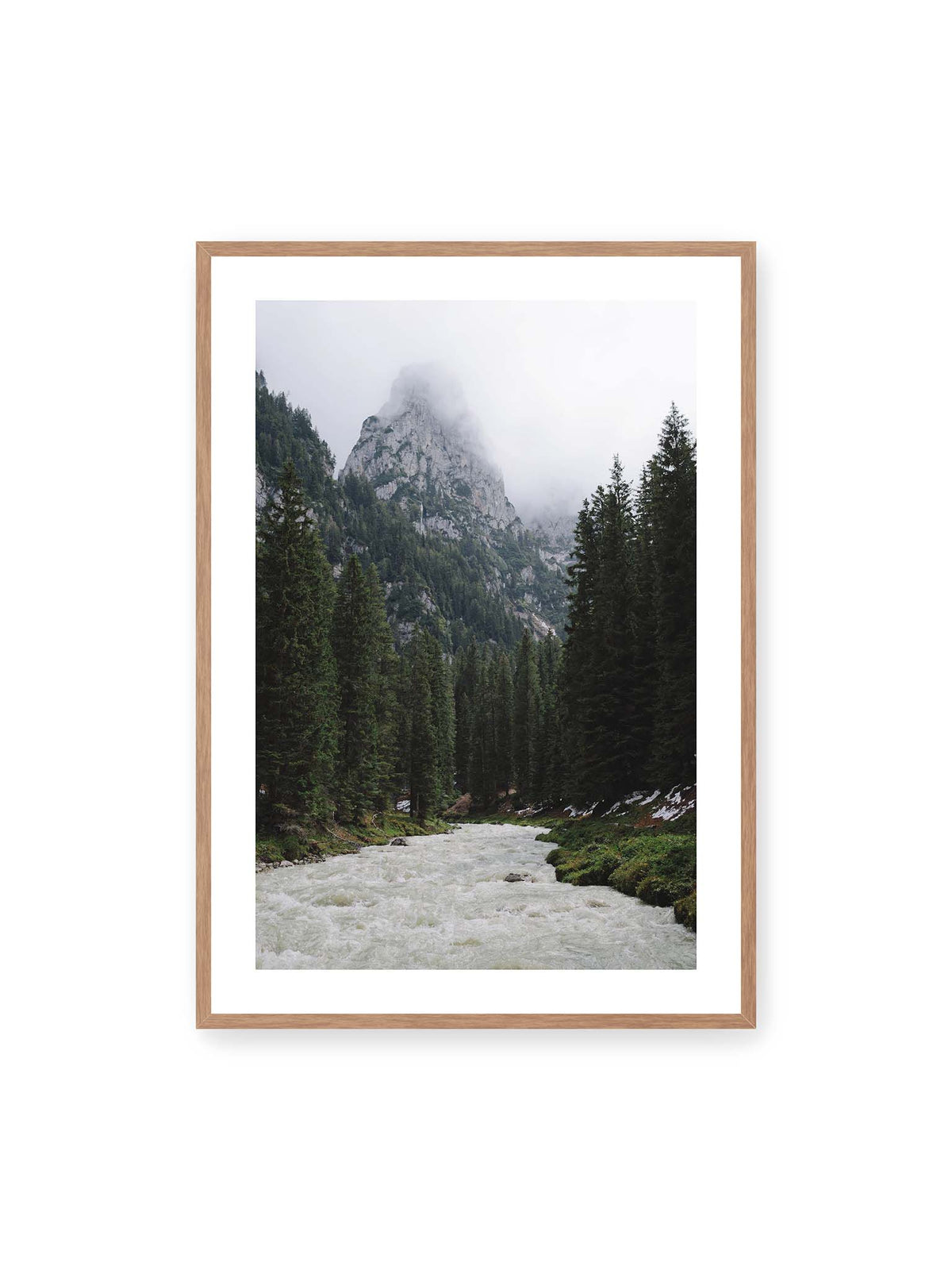 70x100 cm, weißer Galerie-Rand, Eichenrahmen – Heller Gebirgsfluss zwischen dichtem Nadelwald und steilen, von Wolken verhüllten Felsen.