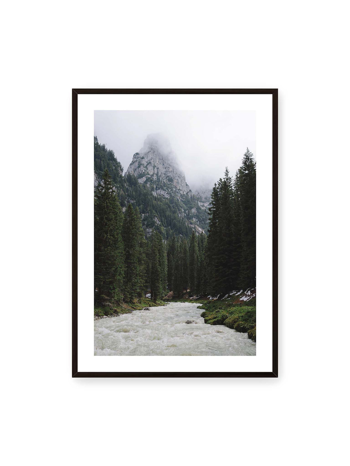 70x100 cm, weißer Galerie-Rand, schwarzer Rahmen – Heller Gebirgsfluss zwischen dichtem Nadelwald und steilen, von Wolken verhüllten Felsen.