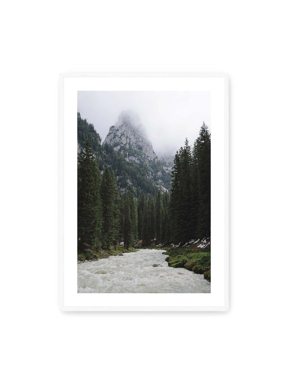 70x100 cm, weißer Galerie-Rand, weißer Rahmen – Heller Gebirgsfluss zwischen dichtem Nadelwald und steilen, von Wolken verhüllten Felsen.
