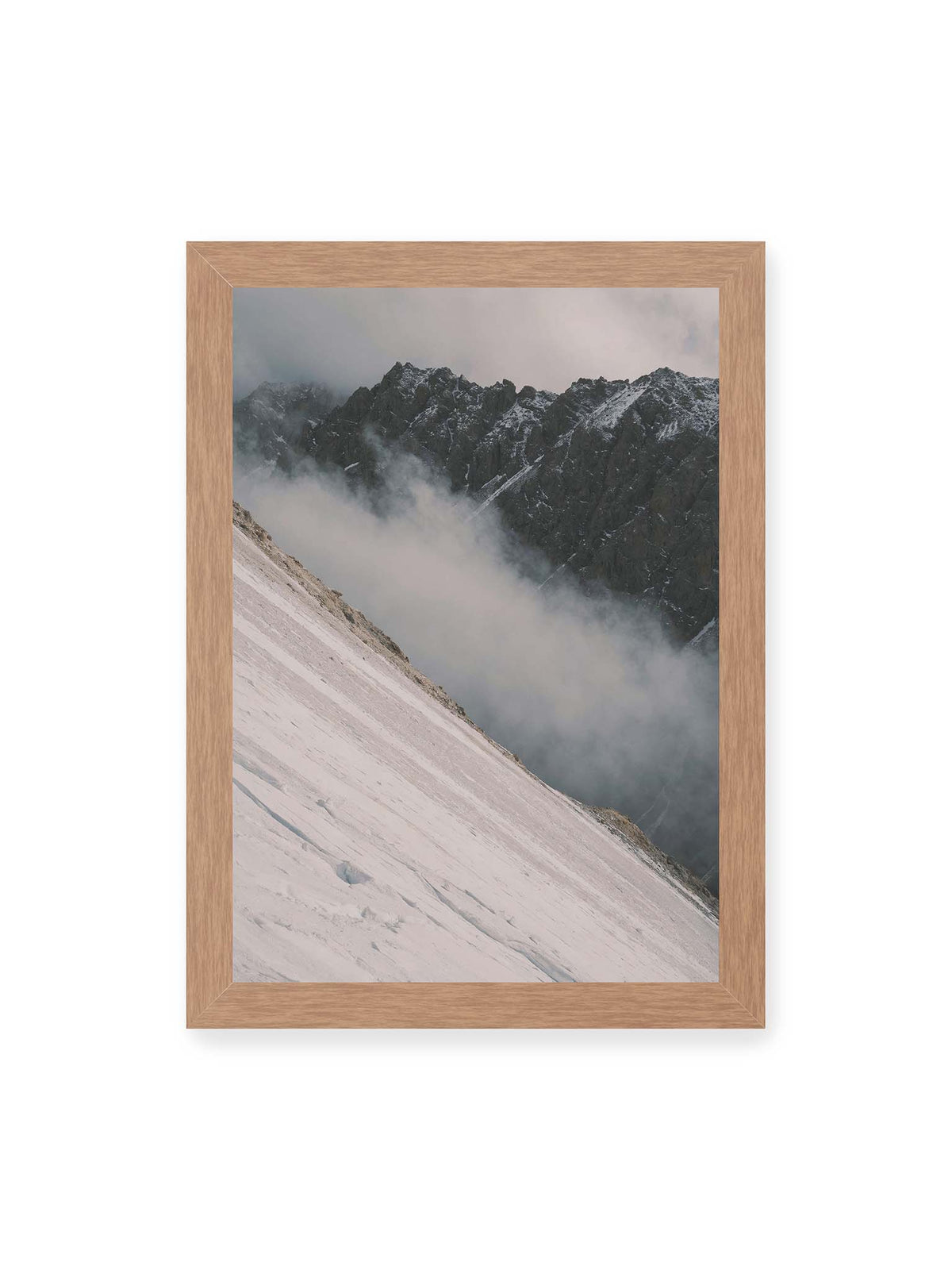 21x30 cm, Eichenrahmen – Diagonale Schneefläche vor dunkler Felswand, durchzogen von tief liegenden Wolken.