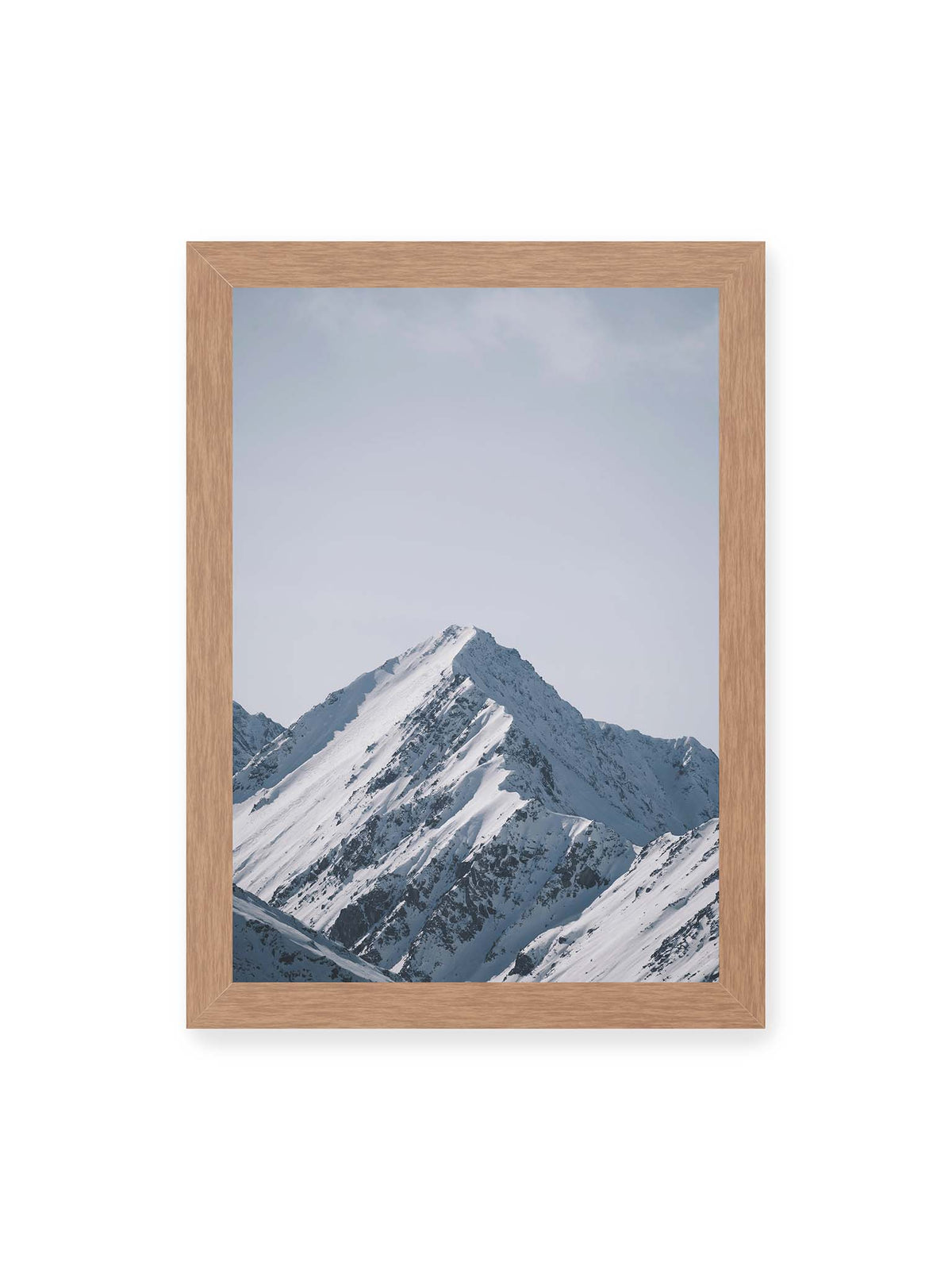 21x30 cm, Eichenrahmen – Schneebedeckter Berggipfel mit steilen Graten vor einem weiten blassblauen Himmel.