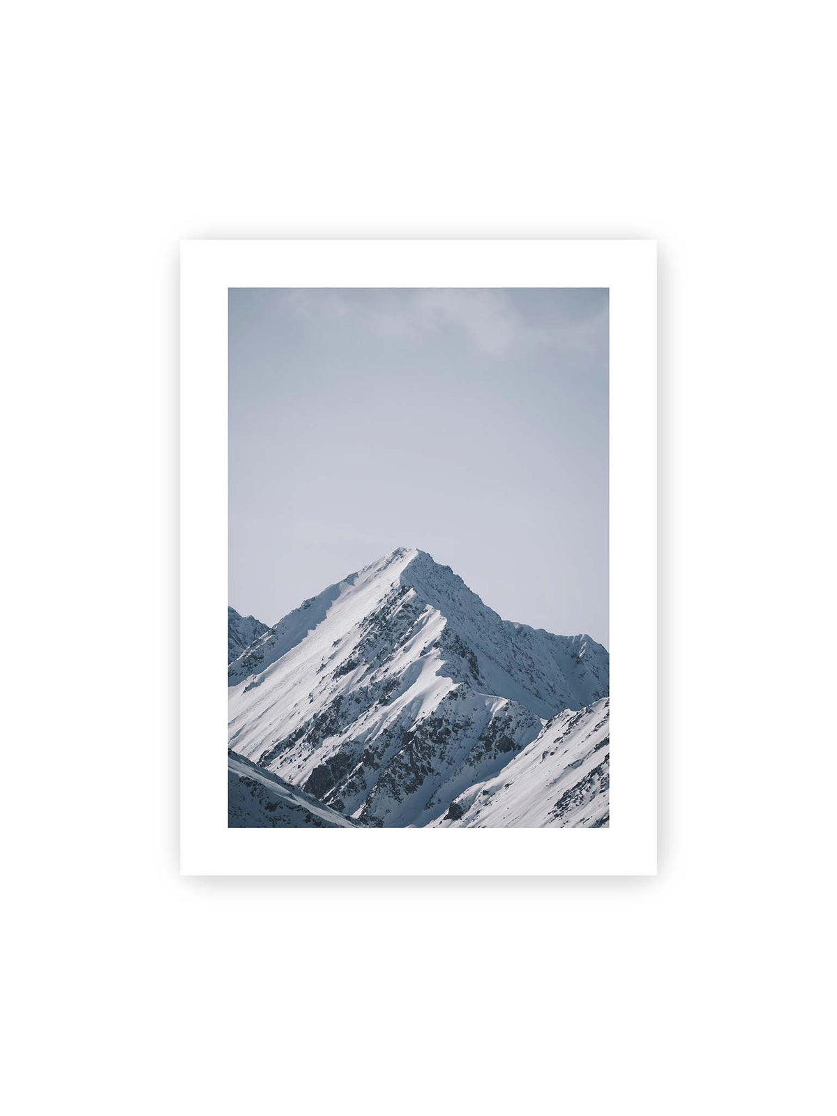 30x40 cm, weißer Galerie-Rand – Schneebedeckter Berggipfel mit steilen Graten vor einem weiten blassblauen Himmel.