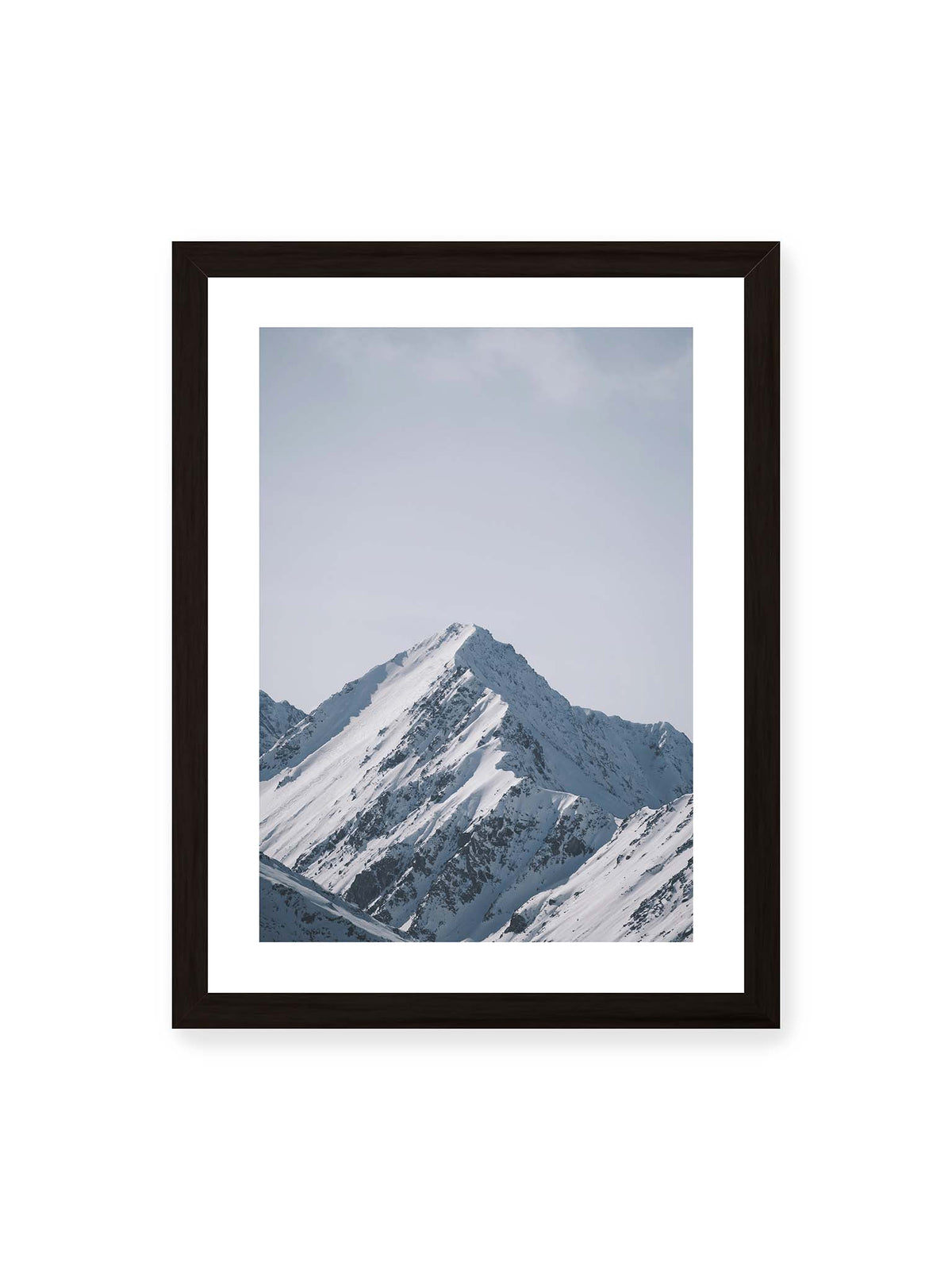 30x40 cm, weißer Galerie-Rand, schwarzer Rahmen – Schneebedeckter Berggipfel mit steilen Graten vor einem weiten blassblauen Himmel.