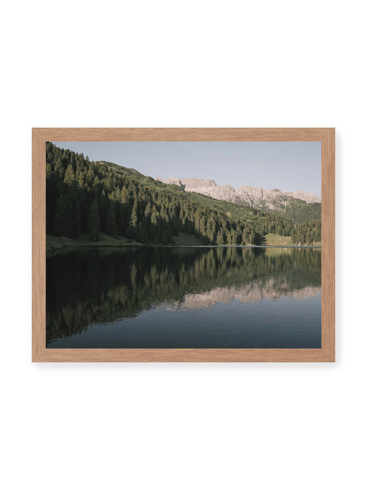 40x30 cm, Eichenrahmen – Ruhiger Bergsee mit Spiegelungen von bewaldeten Hängen und einer hellen Felskette unter blauem Himmel.
