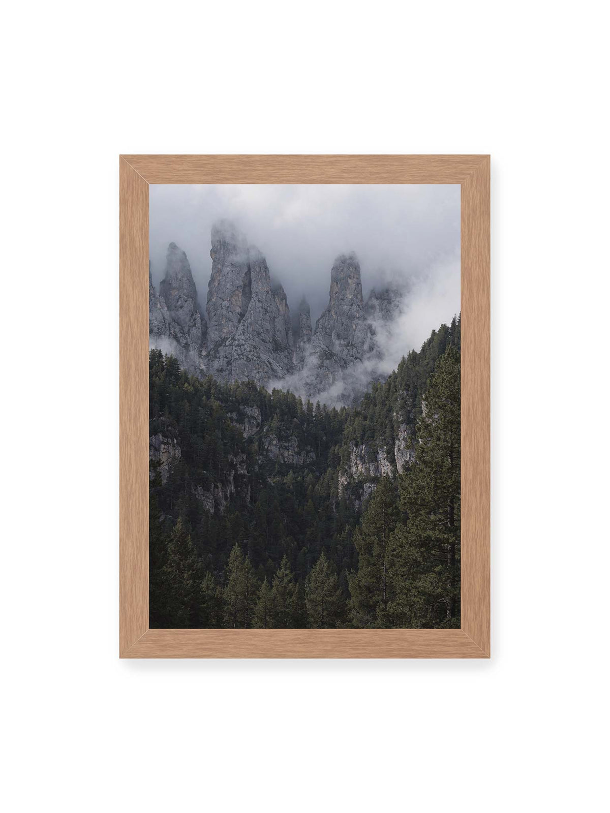 21x30 cm, Eichenrahmen – Steile graue Felstürme zwischen tiefen Wolken über einem dicht bewachsenen dunklen Nadelwald.