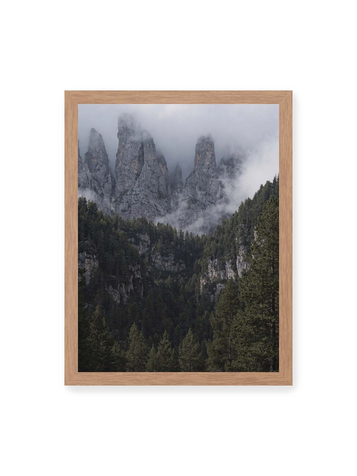30x40 cm, Eichenrahmen – Steile graue Felstürme zwischen tiefen Wolken über einem dicht bewachsenen dunklen Nadelwald.